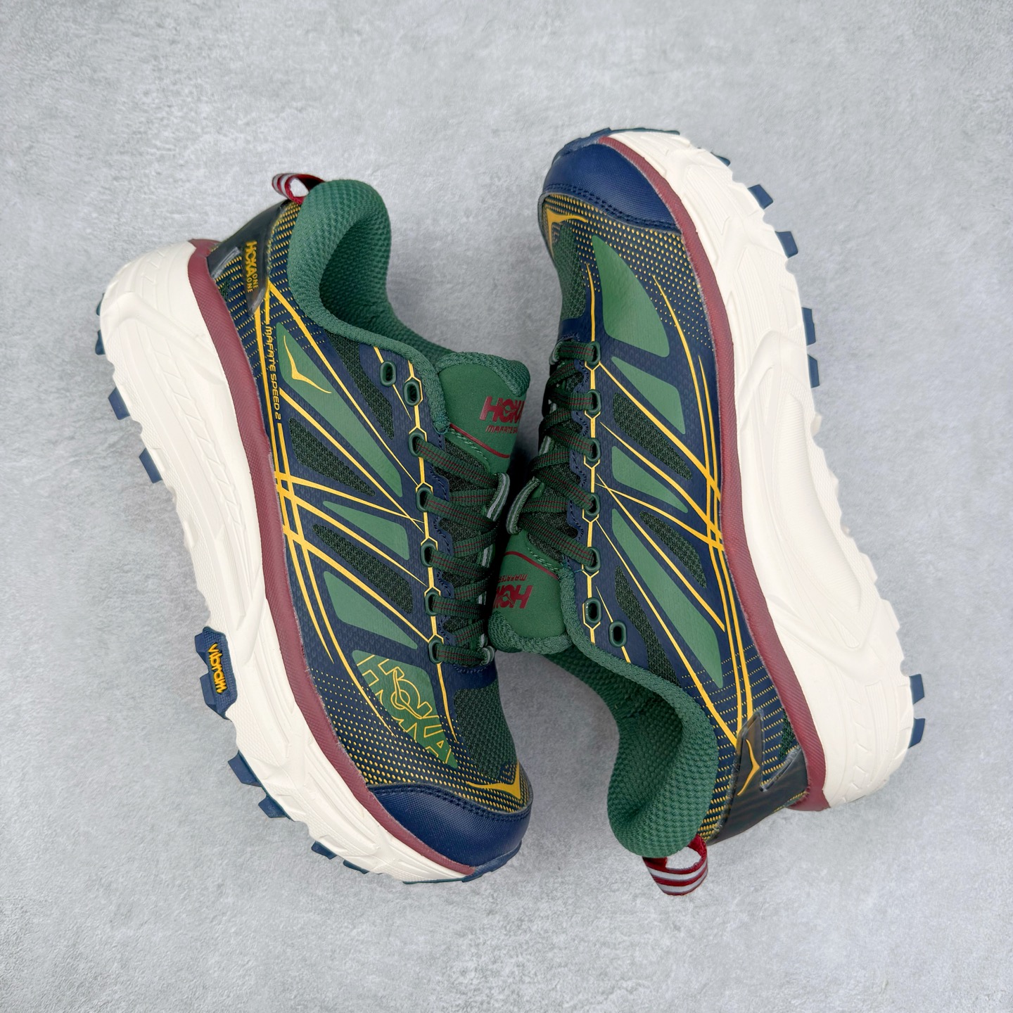 图片[3]-＃特价福利 HOKA ONE ONE Mafate Speed 2Low 玛法特2代系列低帮轻量户外越野休闲运动慢跑鞋 HOKA ONE ONE 最近推出了一个胶囊系列 Origin Story 这个系列里的 Mafate Speed 2 可以说让我日思夜想有一阵子了 最近终于拔草 让我来分享一下这双也是上脚赞到爆的越野跑鞋吧 以阿尔卑斯山脉作为主题将亮黄色与蓝色调覆盖在这经典轮廓之上 配色的呈现效果相当亮眼 以至于很多人买这个配色是用来日常搭配的 鞋面采用超轻的无缝架构 轻薄的TPU贴在透气的鞋面材料上 减轻重量同时也保证了支撑性 鞋底则采用滚动平衡技术 引导跑者回归自然步态 祖传的神奇EVA材质中底依旧是一如既往地表现优秀 能提供充足的缓震 作为HOKA家的越野跑鞋 VIBRAM 橡胶大底也是必不可少的 即便在复杂湿滑的地形 依旧能有良好的抓地力及稳定性 鞋带采用了弹性不易松脱的扁宽弹性鞋带 前掌与中掌部分也进行了加宽 也更加适合亚洲人的脚型 是一款十分全面且足够强悍的户外硬核越野鞋 而这双极其亮眼的越野跑鞋恰好又是在江山一百中参赛的UTMB冠军 Ludovic POMMERET 夺冠时穿着的战靴 这就让它变得更加有吸引力了 用来日常搭配的话短裤是基本不挑 长裤我个人推荐阔腿裤 工装裤以及各种长筒牛仔裤都可以 尺码：36 36.5 37.5 38 38.5 39 40 40.5 41 42 42.5 43 44 45-选品中心