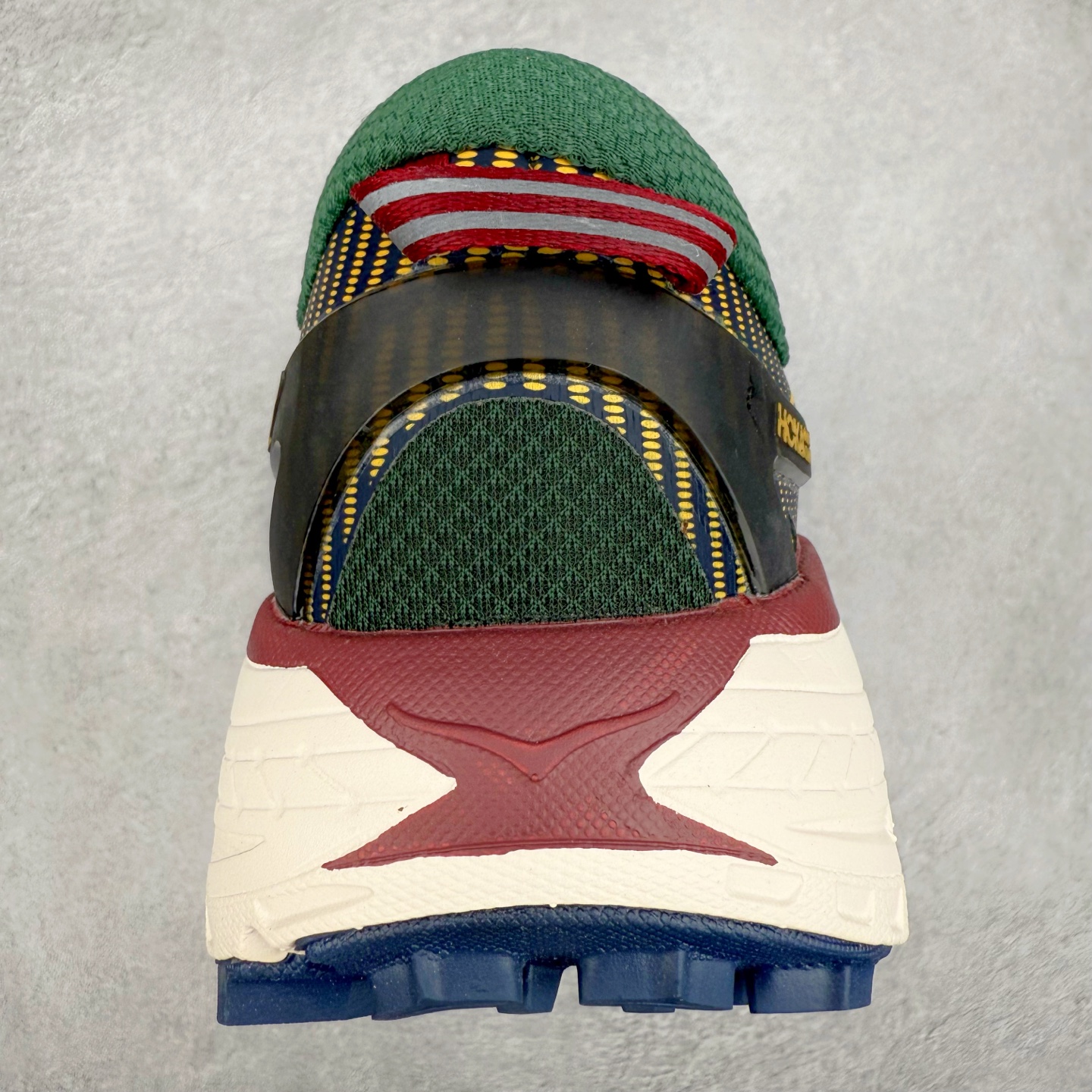 图片[8]-＃特价福利 HOKA ONE ONE Mafate Speed 2Low 玛法特2代系列低帮轻量户外越野休闲运动慢跑鞋 HOKA ONE ONE 最近推出了一个胶囊系列 Origin Story 这个系列里的 Mafate Speed 2 可以说让我日思夜想有一阵子了 最近终于拔草 让我来分享一下这双也是上脚赞到爆的越野跑鞋吧 以阿尔卑斯山脉作为主题将亮黄色与蓝色调覆盖在这经典轮廓之上 配色的呈现效果相当亮眼 以至于很多人买这个配色是用来日常搭配的 鞋面采用超轻的无缝架构 轻薄的TPU贴在透气的鞋面材料上 减轻重量同时也保证了支撑性 鞋底则采用滚动平衡技术 引导跑者回归自然步态 祖传的神奇EVA材质中底依旧是一如既往地表现优秀 能提供充足的缓震 作为HOKA家的越野跑鞋 VIBRAM 橡胶大底也是必不可少的 即便在复杂湿滑的地形 依旧能有良好的抓地力及稳定性 鞋带采用了弹性不易松脱的扁宽弹性鞋带 前掌与中掌部分也进行了加宽 也更加适合亚洲人的脚型 是一款十分全面且足够强悍的户外硬核越野鞋 而这双极其亮眼的越野跑鞋恰好又是在江山一百中参赛的UTMB冠军 Ludovic POMMERET 夺冠时穿着的战靴 这就让它变得更加有吸引力了 用来日常搭配的话短裤是基本不挑 长裤我个人推荐阔腿裤 工装裤以及各种长筒牛仔裤都可以 尺码：36 36.5 37.5 38 38.5 39 40 40.5 41 42 42.5 43 44 45-选品中心