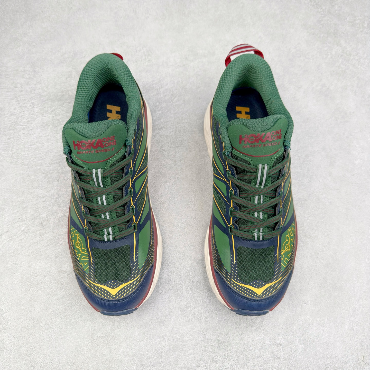 图片[2]-＃特价福利 HOKA ONE ONE Mafate Speed 2Low 玛法特2代系列低帮轻量户外越野休闲运动慢跑鞋 HOKA ONE ONE 最近推出了一个胶囊系列 Origin Story 这个系列里的 Mafate Speed 2 可以说让我日思夜想有一阵子了 最近终于拔草 让我来分享一下这双也是上脚赞到爆的越野跑鞋吧 以阿尔卑斯山脉作为主题将亮黄色与蓝色调覆盖在这经典轮廓之上 配色的呈现效果相当亮眼 以至于很多人买这个配色是用来日常搭配的 鞋面采用超轻的无缝架构 轻薄的TPU贴在透气的鞋面材料上 减轻重量同时也保证了支撑性 鞋底则采用滚动平衡技术 引导跑者回归自然步态 祖传的神奇EVA材质中底依旧是一如既往地表现优秀 能提供充足的缓震 作为HOKA家的越野跑鞋 VIBRAM 橡胶大底也是必不可少的 即便在复杂湿滑的地形 依旧能有良好的抓地力及稳定性 鞋带采用了弹性不易松脱的扁宽弹性鞋带 前掌与中掌部分也进行了加宽 也更加适合亚洲人的脚型 是一款十分全面且足够强悍的户外硬核越野鞋 而这双极其亮眼的越野跑鞋恰好又是在江山一百中参赛的UTMB冠军 Ludovic POMMERET 夺冠时穿着的战靴 这就让它变得更加有吸引力了 用来日常搭配的话短裤是基本不挑 长裤我个人推荐阔腿裤 工装裤以及各种长筒牛仔裤都可以 尺码：36 36.5 37.5 38 38.5 39 40 40.5 41 42 42.5 43 44 45-选品中心