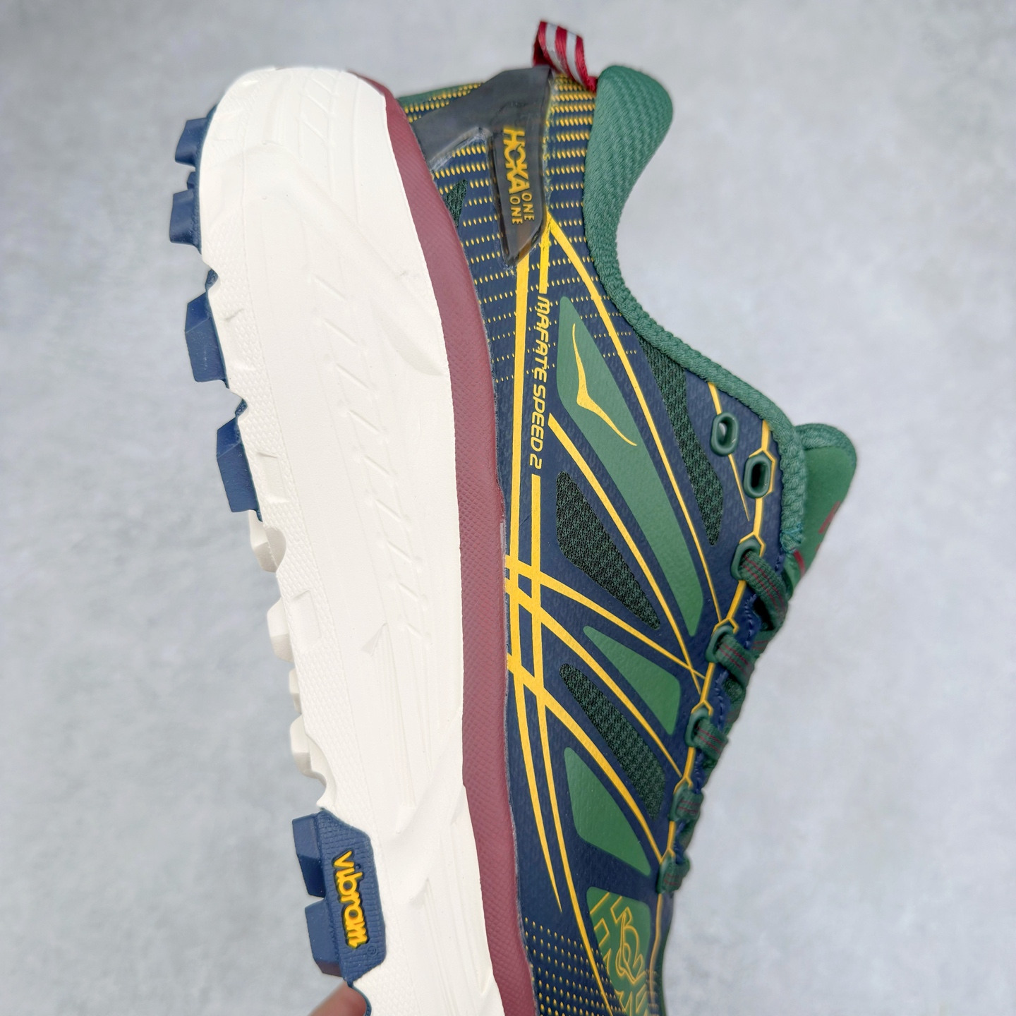 图片[6]-＃特价福利 HOKA ONE ONE Mafate Speed 2Low 玛法特2代系列低帮轻量户外越野休闲运动慢跑鞋 HOKA ONE ONE 最近推出了一个胶囊系列 Origin Story 这个系列里的 Mafate Speed 2 可以说让我日思夜想有一阵子了 最近终于拔草 让我来分享一下这双也是上脚赞到爆的越野跑鞋吧 以阿尔卑斯山脉作为主题将亮黄色与蓝色调覆盖在这经典轮廓之上 配色的呈现效果相当亮眼 以至于很多人买这个配色是用来日常搭配的 鞋面采用超轻的无缝架构 轻薄的TPU贴在透气的鞋面材料上 减轻重量同时也保证了支撑性 鞋底则采用滚动平衡技术 引导跑者回归自然步态 祖传的神奇EVA材质中底依旧是一如既往地表现优秀 能提供充足的缓震 作为HOKA家的越野跑鞋 VIBRAM 橡胶大底也是必不可少的 即便在复杂湿滑的地形 依旧能有良好的抓地力及稳定性 鞋带采用了弹性不易松脱的扁宽弹性鞋带 前掌与中掌部分也进行了加宽 也更加适合亚洲人的脚型 是一款十分全面且足够强悍的户外硬核越野鞋 而这双极其亮眼的越野跑鞋恰好又是在江山一百中参赛的UTMB冠军 Ludovic POMMERET 夺冠时穿着的战靴 这就让它变得更加有吸引力了 用来日常搭配的话短裤是基本不挑 长裤我个人推荐阔腿裤 工装裤以及各种长筒牛仔裤都可以 尺码：36 36.5 37.5 38 38.5 39 40 40.5 41 42 42.5 43 44 45-选品中心