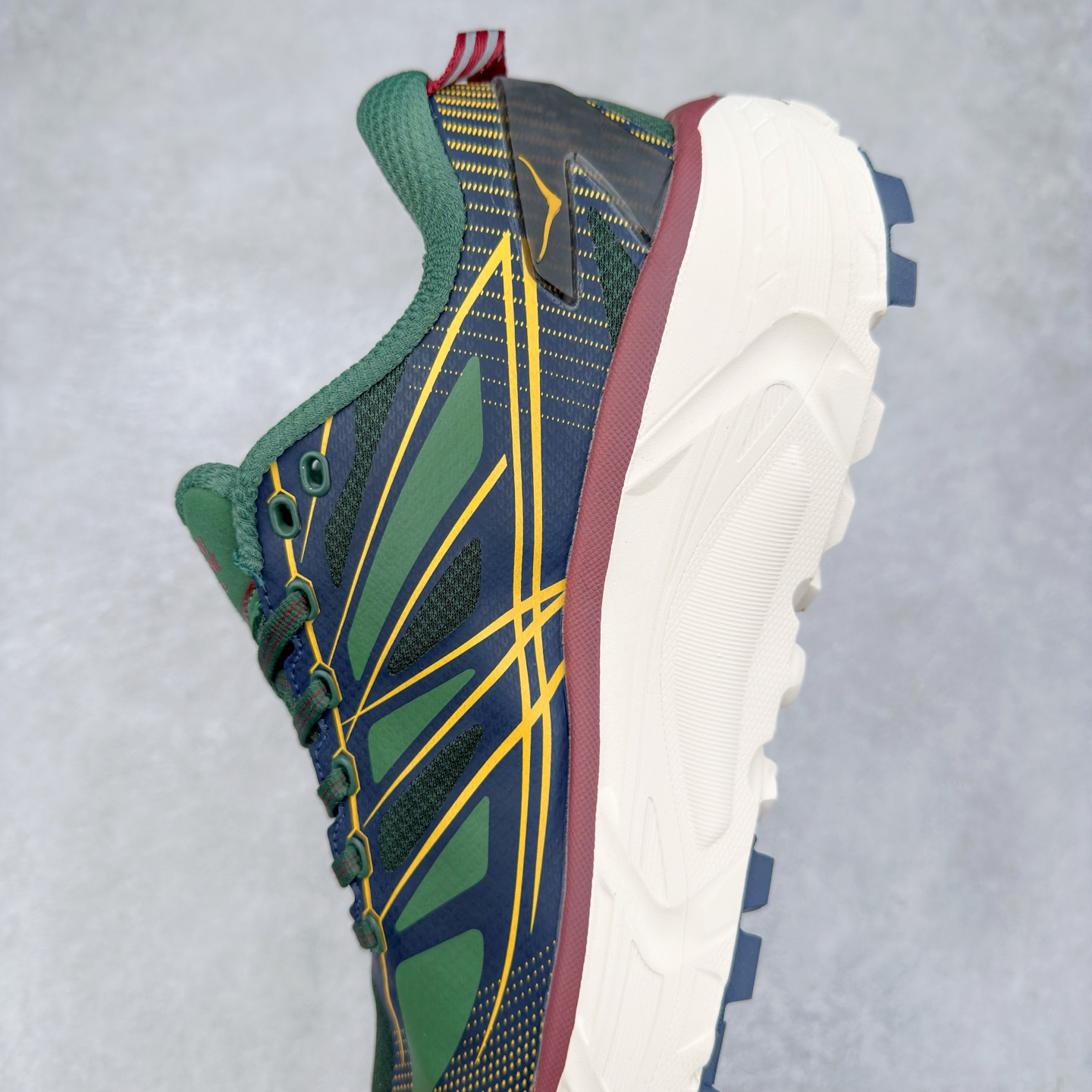 图片[7]-＃特价福利 HOKA ONE ONE Mafate Speed 2Low 玛法特2代系列低帮轻量户外越野休闲运动慢跑鞋 HOKA ONE ONE 最近推出了一个胶囊系列 Origin Story 这个系列里的 Mafate Speed 2 可以说让我日思夜想有一阵子了 最近终于拔草 让我来分享一下这双也是上脚赞到爆的越野跑鞋吧 以阿尔卑斯山脉作为主题将亮黄色与蓝色调覆盖在这经典轮廓之上 配色的呈现效果相当亮眼 以至于很多人买这个配色是用来日常搭配的 鞋面采用超轻的无缝架构 轻薄的TPU贴在透气的鞋面材料上 减轻重量同时也保证了支撑性 鞋底则采用滚动平衡技术 引导跑者回归自然步态 祖传的神奇EVA材质中底依旧是一如既往地表现优秀 能提供充足的缓震 作为HOKA家的越野跑鞋 VIBRAM 橡胶大底也是必不可少的 即便在复杂湿滑的地形 依旧能有良好的抓地力及稳定性 鞋带采用了弹性不易松脱的扁宽弹性鞋带 前掌与中掌部分也进行了加宽 也更加适合亚洲人的脚型 是一款十分全面且足够强悍的户外硬核越野鞋 而这双极其亮眼的越野跑鞋恰好又是在江山一百中参赛的UTMB冠军 Ludovic POMMERET 夺冠时穿着的战靴 这就让它变得更加有吸引力了 用来日常搭配的话短裤是基本不挑 长裤我个人推荐阔腿裤 工装裤以及各种长筒牛仔裤都可以 尺码：36 36.5 37.5 38 38.5 39 40 40.5 41 42 42.5 43 44 45-选品中心