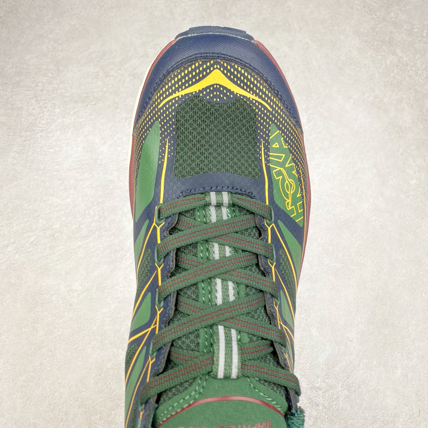 图片[4]-＃特价福利 HOKA ONE ONE Mafate Speed 2Low 玛法特2代系列低帮轻量户外越野休闲运动慢跑鞋 HOKA ONE ONE 最近推出了一个胶囊系列 Origin Story 这个系列里的 Mafate Speed 2 可以说让我日思夜想有一阵子了 最近终于拔草 让我来分享一下这双也是上脚赞到爆的越野跑鞋吧 以阿尔卑斯山脉作为主题将亮黄色与蓝色调覆盖在这经典轮廓之上 配色的呈现效果相当亮眼 以至于很多人买这个配色是用来日常搭配的 鞋面采用超轻的无缝架构 轻薄的TPU贴在透气的鞋面材料上 减轻重量同时也保证了支撑性 鞋底则采用滚动平衡技术 引导跑者回归自然步态 祖传的神奇EVA材质中底依旧是一如既往地表现优秀 能提供充足的缓震 作为HOKA家的越野跑鞋 VIBRAM 橡胶大底也是必不可少的 即便在复杂湿滑的地形 依旧能有良好的抓地力及稳定性 鞋带采用了弹性不易松脱的扁宽弹性鞋带 前掌与中掌部分也进行了加宽 也更加适合亚洲人的脚型 是一款十分全面且足够强悍的户外硬核越野鞋 而这双极其亮眼的越野跑鞋恰好又是在江山一百中参赛的UTMB冠军 Ludovic POMMERET 夺冠时穿着的战靴 这就让它变得更加有吸引力了 用来日常搭配的话短裤是基本不挑 长裤我个人推荐阔腿裤 工装裤以及各种长筒牛仔裤都可以 尺码：36 36.5 37.5 38 38.5 39 40 40.5 41 42 42.5 43 44 45-选品中心