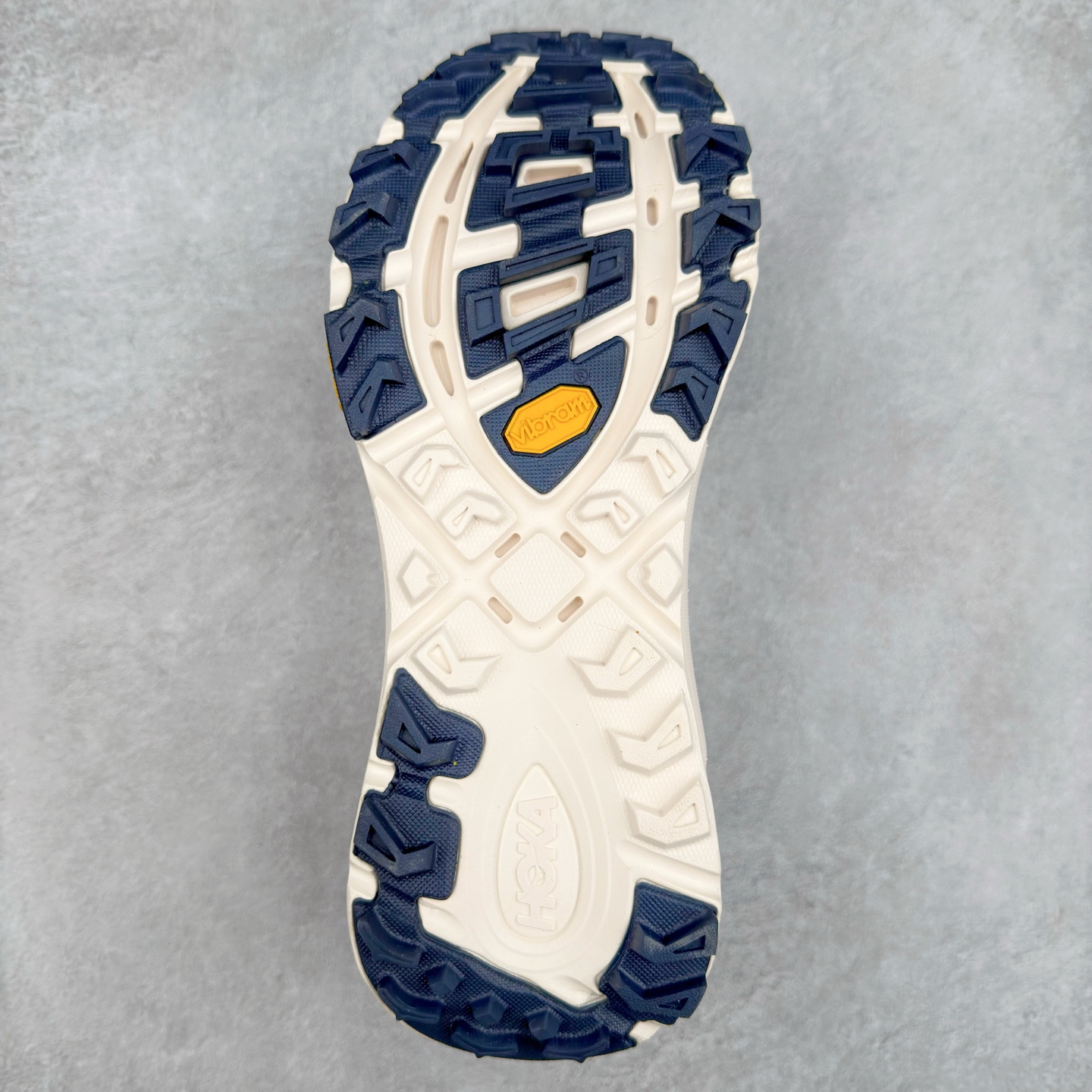 图片[9]-＃特价福利 HOKA ONE ONE Mafate Speed 2Low 玛法特2代系列低帮轻量户外越野休闲运动慢跑鞋 HOKA ONE ONE 最近推出了一个胶囊系列 Origin Story 这个系列里的 Mafate Speed 2 可以说让我日思夜想有一阵子了 最近终于拔草 让我来分享一下这双也是上脚赞到爆的越野跑鞋吧 以阿尔卑斯山脉作为主题将亮黄色与蓝色调覆盖在这经典轮廓之上 配色的呈现效果相当亮眼 以至于很多人买这个配色是用来日常搭配的 鞋面采用超轻的无缝架构 轻薄的TPU贴在透气的鞋面材料上 减轻重量同时也保证了支撑性 鞋底则采用滚动平衡技术 引导跑者回归自然步态 祖传的神奇EVA材质中底依旧是一如既往地表现优秀 能提供充足的缓震 作为HOKA家的越野跑鞋 VIBRAM 橡胶大底也是必不可少的 即便在复杂湿滑的地形 依旧能有良好的抓地力及稳定性 鞋带采用了弹性不易松脱的扁宽弹性鞋带 前掌与中掌部分也进行了加宽 也更加适合亚洲人的脚型 是一款十分全面且足够强悍的户外硬核越野鞋 而这双极其亮眼的越野跑鞋恰好又是在江山一百中参赛的UTMB冠军 Ludovic POMMERET 夺冠时穿着的战靴 这就让它变得更加有吸引力了 用来日常搭配的话短裤是基本不挑 长裤我个人推荐阔腿裤 工装裤以及各种长筒牛仔裤都可以 尺码：36 36.5 37.5 38 38.5 39 40 40.5 41 42 42.5 43 44 45-选品中心