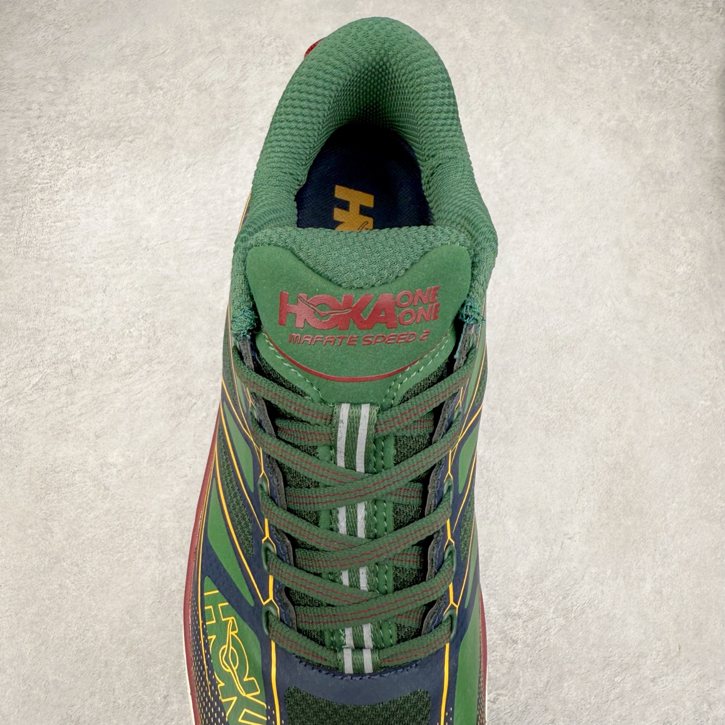 图片[5]-＃特价福利 HOKA ONE ONE Mafate Speed 2Low 玛法特2代系列低帮轻量户外越野休闲运动慢跑鞋 HOKA ONE ONE 最近推出了一个胶囊系列 Origin Story 这个系列里的 Mafate Speed 2 可以说让我日思夜想有一阵子了 最近终于拔草 让我来分享一下这双也是上脚赞到爆的越野跑鞋吧 以阿尔卑斯山脉作为主题将亮黄色与蓝色调覆盖在这经典轮廓之上 配色的呈现效果相当亮眼 以至于很多人买这个配色是用来日常搭配的 鞋面采用超轻的无缝架构 轻薄的TPU贴在透气的鞋面材料上 减轻重量同时也保证了支撑性 鞋底则采用滚动平衡技术 引导跑者回归自然步态 祖传的神奇EVA材质中底依旧是一如既往地表现优秀 能提供充足的缓震 作为HOKA家的越野跑鞋 VIBRAM 橡胶大底也是必不可少的 即便在复杂湿滑的地形 依旧能有良好的抓地力及稳定性 鞋带采用了弹性不易松脱的扁宽弹性鞋带 前掌与中掌部分也进行了加宽 也更加适合亚洲人的脚型 是一款十分全面且足够强悍的户外硬核越野鞋 而这双极其亮眼的越野跑鞋恰好又是在江山一百中参赛的UTMB冠军 Ludovic POMMERET 夺冠时穿着的战靴 这就让它变得更加有吸引力了 用来日常搭配的话短裤是基本不挑 长裤我个人推荐阔腿裤 工装裤以及各种长筒牛仔裤都可以 尺码：36 36.5 37.5 38 38.5 39 40 40.5 41 42 42.5 43 44 45-选品中心
