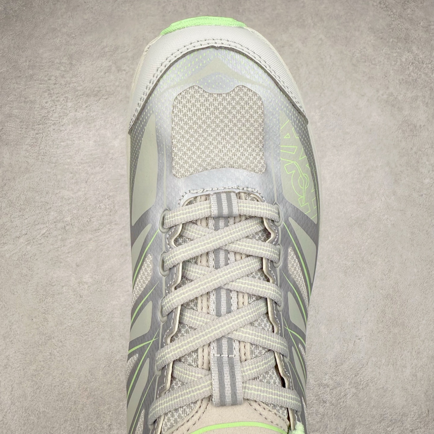 图片[4]-＃特价福利 HOKA ONE ONE Mafate Speed 2Low 玛法特2代系列低帮轻量户外越野休闲运动慢跑鞋 HOKA ONE ONE 最近推出了一个胶囊系列 Origin Story 这个系列里的 Mafate Speed 2 可以说让我日思夜想有一阵子了 最近终于拔草 让我来分享一下这双也是上脚赞到爆的越野跑鞋吧 以阿尔卑斯山脉作为主题将亮黄色与蓝色调覆盖在这经典轮廓之上 配色的呈现效果相当亮眼 以至于很多人买这个配色是用来日常搭配的 鞋面采用超轻的无缝架构 轻薄的TPU贴在透气的鞋面材料上 减轻重量同时也保证了支撑性 鞋底则采用滚动平衡技术 引导跑者回归自然步态 祖传的神奇EVA材质中底依旧是一如既往地表现优秀 能提供充足的缓震 作为HOKA家的越野跑鞋 VIBRAM 橡胶大底也是必不可少的 即便在复杂湿滑的地形 依旧能有良好的抓地力及稳定性 鞋带采用了弹性不易松脱的扁宽弹性鞋带 前掌与中掌部分也进行了加宽 也更加适合亚洲人的脚型 是一款十分全面且足够强悍的户外硬核越野鞋 而这双极其亮眼的越野跑鞋恰好又是在江山一百中参赛的UTMB冠军 Ludovic POMMERET 夺冠时穿着的战靴 这就让它变得更加有吸引力了 用来日常搭配的话短裤是基本不挑 长裤我个人推荐阔腿裤 工装裤以及各种长筒牛仔裤都可以 尺码：36 36.5 37.5 38 38.5 39 40 40.5 41 42 42.5 43 44 45-选品中心