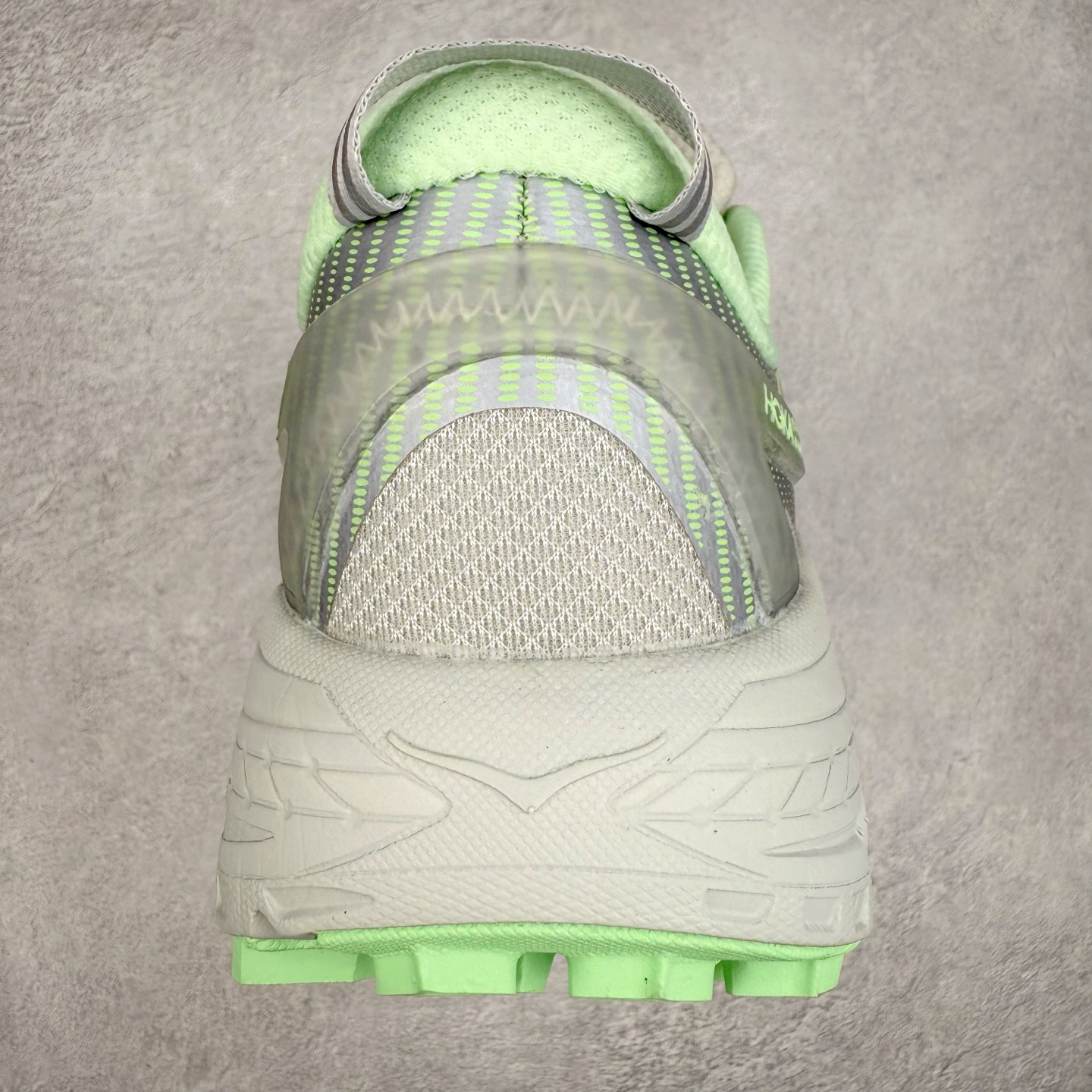 图片[8]-＃特价福利 HOKA ONE ONE Mafate Speed 2Low 玛法特2代系列低帮轻量户外越野休闲运动慢跑鞋 HOKA ONE ONE 最近推出了一个胶囊系列 Origin Story 这个系列里的 Mafate Speed 2 可以说让我日思夜想有一阵子了 最近终于拔草 让我来分享一下这双也是上脚赞到爆的越野跑鞋吧 以阿尔卑斯山脉作为主题将亮黄色与蓝色调覆盖在这经典轮廓之上 配色的呈现效果相当亮眼 以至于很多人买这个配色是用来日常搭配的 鞋面采用超轻的无缝架构 轻薄的TPU贴在透气的鞋面材料上 减轻重量同时也保证了支撑性 鞋底则采用滚动平衡技术 引导跑者回归自然步态 祖传的神奇EVA材质中底依旧是一如既往地表现优秀 能提供充足的缓震 作为HOKA家的越野跑鞋 VIBRAM 橡胶大底也是必不可少的 即便在复杂湿滑的地形 依旧能有良好的抓地力及稳定性 鞋带采用了弹性不易松脱的扁宽弹性鞋带 前掌与中掌部分也进行了加宽 也更加适合亚洲人的脚型 是一款十分全面且足够强悍的户外硬核越野鞋 而这双极其亮眼的越野跑鞋恰好又是在江山一百中参赛的UTMB冠军 Ludovic POMMERET 夺冠时穿着的战靴 这就让它变得更加有吸引力了 用来日常搭配的话短裤是基本不挑 长裤我个人推荐阔腿裤 工装裤以及各种长筒牛仔裤都可以 尺码：36 36.5 37.5 38 38.5 39 40 40.5 41 42 42.5 43 44 45-选品中心