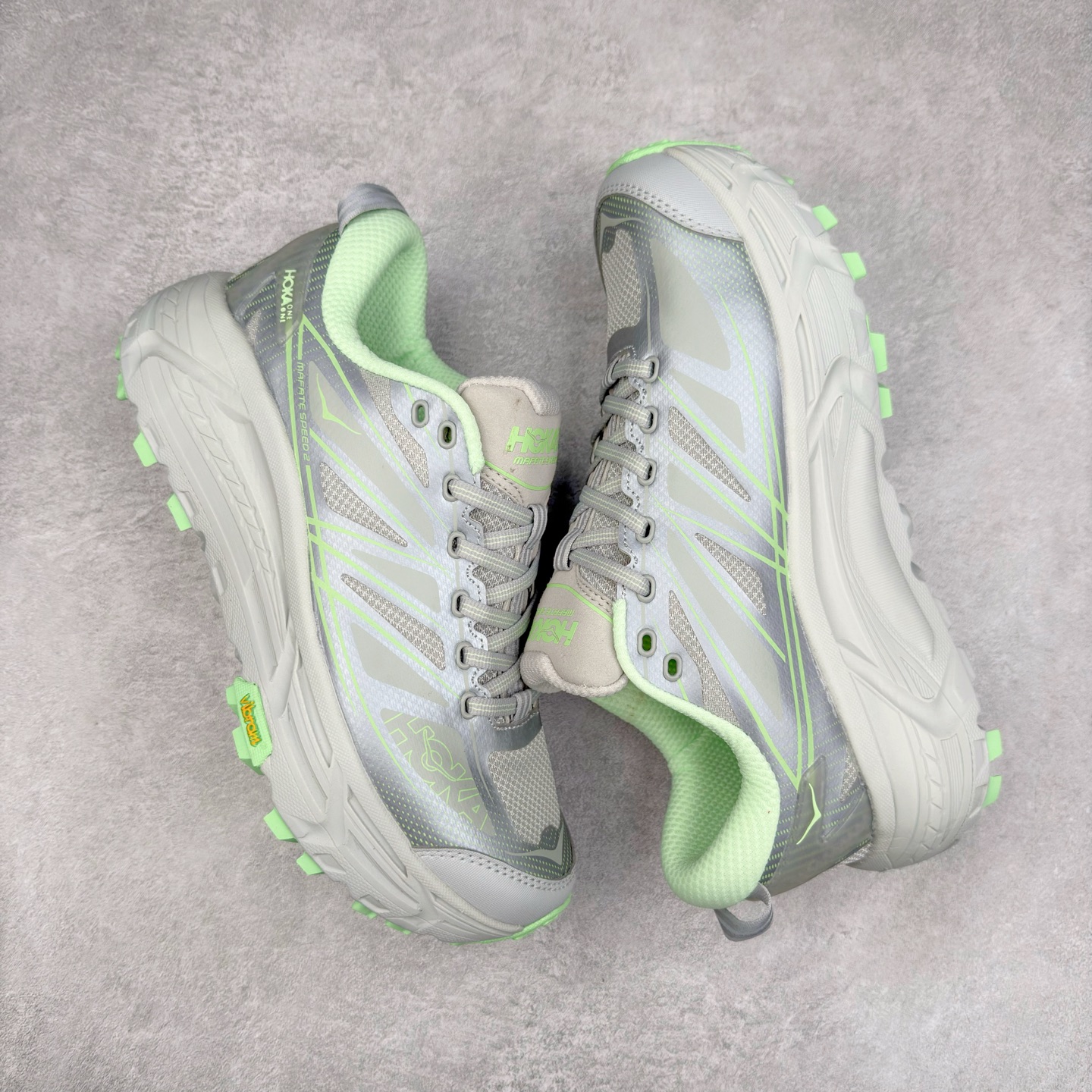 图片[3]-＃特价福利 HOKA ONE ONE Mafate Speed 2Low 玛法特2代系列低帮轻量户外越野休闲运动慢跑鞋 HOKA ONE ONE 最近推出了一个胶囊系列 Origin Story 这个系列里的 Mafate Speed 2 可以说让我日思夜想有一阵子了 最近终于拔草 让我来分享一下这双也是上脚赞到爆的越野跑鞋吧 以阿尔卑斯山脉作为主题将亮黄色与蓝色调覆盖在这经典轮廓之上 配色的呈现效果相当亮眼 以至于很多人买这个配色是用来日常搭配的 鞋面采用超轻的无缝架构 轻薄的TPU贴在透气的鞋面材料上 减轻重量同时也保证了支撑性 鞋底则采用滚动平衡技术 引导跑者回归自然步态 祖传的神奇EVA材质中底依旧是一如既往地表现优秀 能提供充足的缓震 作为HOKA家的越野跑鞋 VIBRAM 橡胶大底也是必不可少的 即便在复杂湿滑的地形 依旧能有良好的抓地力及稳定性 鞋带采用了弹性不易松脱的扁宽弹性鞋带 前掌与中掌部分也进行了加宽 也更加适合亚洲人的脚型 是一款十分全面且足够强悍的户外硬核越野鞋 而这双极其亮眼的越野跑鞋恰好又是在江山一百中参赛的UTMB冠军 Ludovic POMMERET 夺冠时穿着的战靴 这就让它变得更加有吸引力了 用来日常搭配的话短裤是基本不挑 长裤我个人推荐阔腿裤 工装裤以及各种长筒牛仔裤都可以 尺码：36 36.5 37.5 38 38.5 39 40 40.5 41 42 42.5 43 44 45-选品中心