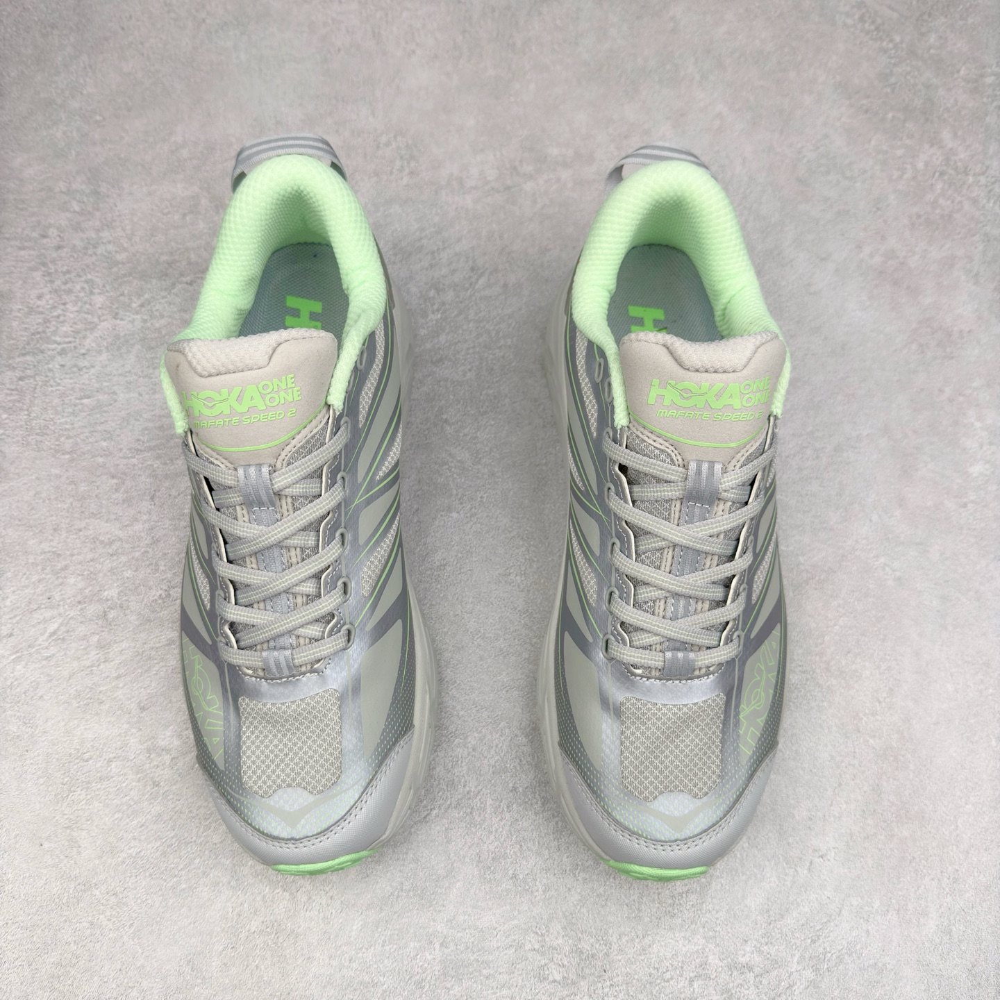 图片[2]-＃特价福利 HOKA ONE ONE Mafate Speed 2Low 玛法特2代系列低帮轻量户外越野休闲运动慢跑鞋 HOKA ONE ONE 最近推出了一个胶囊系列 Origin Story 这个系列里的 Mafate Speed 2 可以说让我日思夜想有一阵子了 最近终于拔草 让我来分享一下这双也是上脚赞到爆的越野跑鞋吧 以阿尔卑斯山脉作为主题将亮黄色与蓝色调覆盖在这经典轮廓之上 配色的呈现效果相当亮眼 以至于很多人买这个配色是用来日常搭配的 鞋面采用超轻的无缝架构 轻薄的TPU贴在透气的鞋面材料上 减轻重量同时也保证了支撑性 鞋底则采用滚动平衡技术 引导跑者回归自然步态 祖传的神奇EVA材质中底依旧是一如既往地表现优秀 能提供充足的缓震 作为HOKA家的越野跑鞋 VIBRAM 橡胶大底也是必不可少的 即便在复杂湿滑的地形 依旧能有良好的抓地力及稳定性 鞋带采用了弹性不易松脱的扁宽弹性鞋带 前掌与中掌部分也进行了加宽 也更加适合亚洲人的脚型 是一款十分全面且足够强悍的户外硬核越野鞋 而这双极其亮眼的越野跑鞋恰好又是在江山一百中参赛的UTMB冠军 Ludovic POMMERET 夺冠时穿着的战靴 这就让它变得更加有吸引力了 用来日常搭配的话短裤是基本不挑 长裤我个人推荐阔腿裤 工装裤以及各种长筒牛仔裤都可以 尺码：36 36.5 37.5 38 38.5 39 40 40.5 41 42 42.5 43 44 45-选品中心