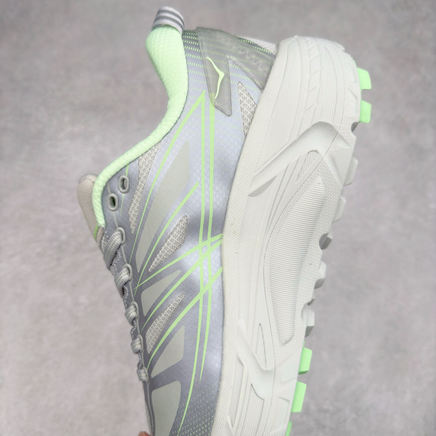 图片[7]-＃特价福利 HOKA ONE ONE Mafate Speed 2Low 玛法特2代系列低帮轻量户外越野休闲运动慢跑鞋 HOKA ONE ONE 最近推出了一个胶囊系列 Origin Story 这个系列里的 Mafate Speed 2 可以说让我日思夜想有一阵子了 最近终于拔草 让我来分享一下这双也是上脚赞到爆的越野跑鞋吧 以阿尔卑斯山脉作为主题将亮黄色与蓝色调覆盖在这经典轮廓之上 配色的呈现效果相当亮眼 以至于很多人买这个配色是用来日常搭配的 鞋面采用超轻的无缝架构 轻薄的TPU贴在透气的鞋面材料上 减轻重量同时也保证了支撑性 鞋底则采用滚动平衡技术 引导跑者回归自然步态 祖传的神奇EVA材质中底依旧是一如既往地表现优秀 能提供充足的缓震 作为HOKA家的越野跑鞋 VIBRAM 橡胶大底也是必不可少的 即便在复杂湿滑的地形 依旧能有良好的抓地力及稳定性 鞋带采用了弹性不易松脱的扁宽弹性鞋带 前掌与中掌部分也进行了加宽 也更加适合亚洲人的脚型 是一款十分全面且足够强悍的户外硬核越野鞋 而这双极其亮眼的越野跑鞋恰好又是在江山一百中参赛的UTMB冠军 Ludovic POMMERET 夺冠时穿着的战靴 这就让它变得更加有吸引力了 用来日常搭配的话短裤是基本不挑 长裤我个人推荐阔腿裤 工装裤以及各种长筒牛仔裤都可以 尺码：36 36.5 37.5 38 38.5 39 40 40.5 41 42 42.5 43 44 45-选品中心