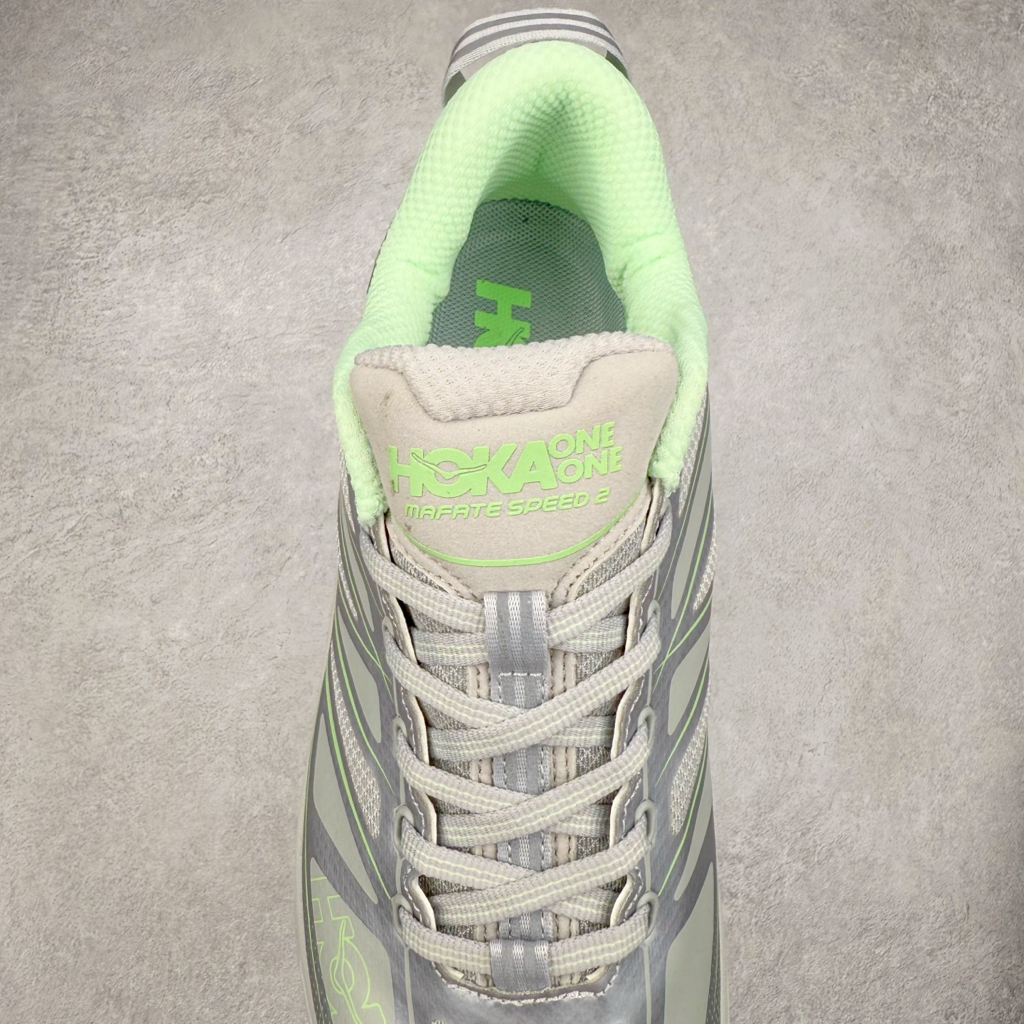 图片[5]-＃特价福利 HOKA ONE ONE Mafate Speed 2Low 玛法特2代系列低帮轻量户外越野休闲运动慢跑鞋 HOKA ONE ONE 最近推出了一个胶囊系列 Origin Story 这个系列里的 Mafate Speed 2 可以说让我日思夜想有一阵子了 最近终于拔草 让我来分享一下这双也是上脚赞到爆的越野跑鞋吧 以阿尔卑斯山脉作为主题将亮黄色与蓝色调覆盖在这经典轮廓之上 配色的呈现效果相当亮眼 以至于很多人买这个配色是用来日常搭配的 鞋面采用超轻的无缝架构 轻薄的TPU贴在透气的鞋面材料上 减轻重量同时也保证了支撑性 鞋底则采用滚动平衡技术 引导跑者回归自然步态 祖传的神奇EVA材质中底依旧是一如既往地表现优秀 能提供充足的缓震 作为HOKA家的越野跑鞋 VIBRAM 橡胶大底也是必不可少的 即便在复杂湿滑的地形 依旧能有良好的抓地力及稳定性 鞋带采用了弹性不易松脱的扁宽弹性鞋带 前掌与中掌部分也进行了加宽 也更加适合亚洲人的脚型 是一款十分全面且足够强悍的户外硬核越野鞋 而这双极其亮眼的越野跑鞋恰好又是在江山一百中参赛的UTMB冠军 Ludovic POMMERET 夺冠时穿着的战靴 这就让它变得更加有吸引力了 用来日常搭配的话短裤是基本不挑 长裤我个人推荐阔腿裤 工装裤以及各种长筒牛仔裤都可以 尺码：36 36.5 37.5 38 38.5 39 40 40.5 41 42 42.5 43 44 45-选品中心