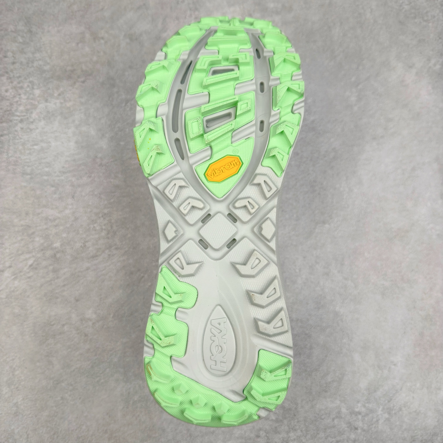 图片[9]-＃特价福利 HOKA ONE ONE Mafate Speed 2Low 玛法特2代系列低帮轻量户外越野休闲运动慢跑鞋 HOKA ONE ONE 最近推出了一个胶囊系列 Origin Story 这个系列里的 Mafate Speed 2 可以说让我日思夜想有一阵子了 最近终于拔草 让我来分享一下这双也是上脚赞到爆的越野跑鞋吧 以阿尔卑斯山脉作为主题将亮黄色与蓝色调覆盖在这经典轮廓之上 配色的呈现效果相当亮眼 以至于很多人买这个配色是用来日常搭配的 鞋面采用超轻的无缝架构 轻薄的TPU贴在透气的鞋面材料上 减轻重量同时也保证了支撑性 鞋底则采用滚动平衡技术 引导跑者回归自然步态 祖传的神奇EVA材质中底依旧是一如既往地表现优秀 能提供充足的缓震 作为HOKA家的越野跑鞋 VIBRAM 橡胶大底也是必不可少的 即便在复杂湿滑的地形 依旧能有良好的抓地力及稳定性 鞋带采用了弹性不易松脱的扁宽弹性鞋带 前掌与中掌部分也进行了加宽 也更加适合亚洲人的脚型 是一款十分全面且足够强悍的户外硬核越野鞋 而这双极其亮眼的越野跑鞋恰好又是在江山一百中参赛的UTMB冠军 Ludovic POMMERET 夺冠时穿着的战靴 这就让它变得更加有吸引力了 用来日常搭配的话短裤是基本不挑 长裤我个人推荐阔腿裤 工装裤以及各种长筒牛仔裤都可以 尺码：36 36.5 37.5 38 38.5 39 40 40.5 41 42 42.5 43 44 45-选品中心