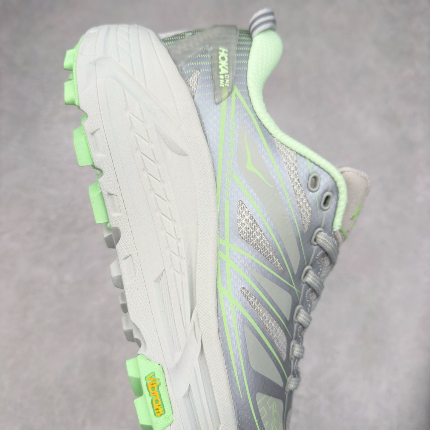 图片[6]-＃特价福利 HOKA ONE ONE Mafate Speed 2Low 玛法特2代系列低帮轻量户外越野休闲运动慢跑鞋 HOKA ONE ONE 最近推出了一个胶囊系列 Origin Story 这个系列里的 Mafate Speed 2 可以说让我日思夜想有一阵子了 最近终于拔草 让我来分享一下这双也是上脚赞到爆的越野跑鞋吧 以阿尔卑斯山脉作为主题将亮黄色与蓝色调覆盖在这经典轮廓之上 配色的呈现效果相当亮眼 以至于很多人买这个配色是用来日常搭配的 鞋面采用超轻的无缝架构 轻薄的TPU贴在透气的鞋面材料上 减轻重量同时也保证了支撑性 鞋底则采用滚动平衡技术 引导跑者回归自然步态 祖传的神奇EVA材质中底依旧是一如既往地表现优秀 能提供充足的缓震 作为HOKA家的越野跑鞋 VIBRAM 橡胶大底也是必不可少的 即便在复杂湿滑的地形 依旧能有良好的抓地力及稳定性 鞋带采用了弹性不易松脱的扁宽弹性鞋带 前掌与中掌部分也进行了加宽 也更加适合亚洲人的脚型 是一款十分全面且足够强悍的户外硬核越野鞋 而这双极其亮眼的越野跑鞋恰好又是在江山一百中参赛的UTMB冠军 Ludovic POMMERET 夺冠时穿着的战靴 这就让它变得更加有吸引力了 用来日常搭配的话短裤是基本不挑 长裤我个人推荐阔腿裤 工装裤以及各种长筒牛仔裤都可以 尺码：36 36.5 37.5 38 38.5 39 40 40.5 41 42 42.5 43 44 45-选品中心