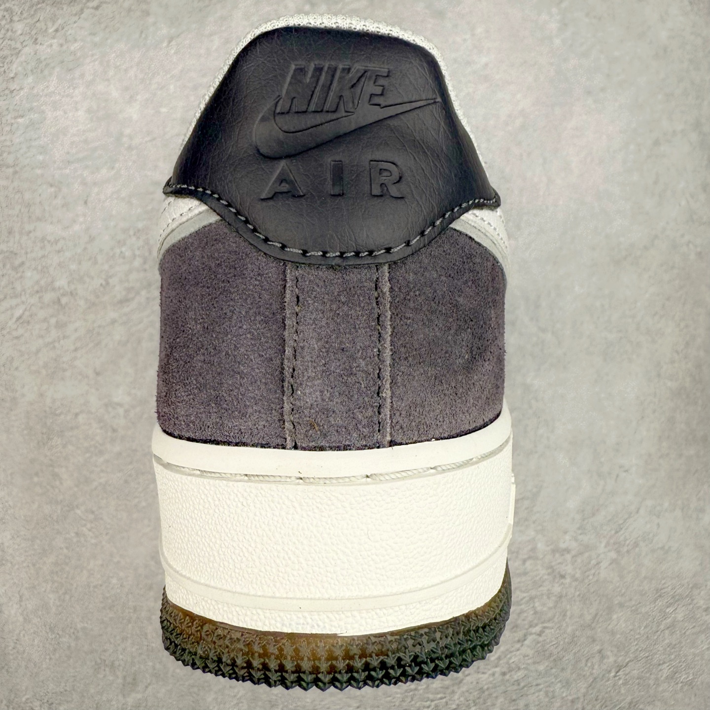 图片[8]-＃XT纯原 NK Air Force 1´07 Low 空军一号低帮百搭休闲运动板鞋 AO2425-001 顶级批次 2022全新楦头鞋型 鱼鳞大底 历时开发三个月 清洁度完美 二维码鞋标 内置芯片及solo气垫 大底高度及其弧度依照正品 钢印 logo刺绣 鞋口弧度 鞋头长度 鞋面冲孔 鞋垫背胶及钢印 完美鞋型对比正品 每一处都是细节满满 柔软、弹性十足的缓震性能和出色的中底设计 横跨复古与现代的外型结合 造就出风靡全球 三十多年的Force 1 直到今天还深受青睐 实拍调校N版已经零色差零失真 百分百还原实物色彩所见即所得 不存在货不对板色差等低级问题 选购参考实物拍摄 不混卖不参货 只用心做好货严格选品 承诺混一赔十 尺码：36 36.5 37.5 38 38.5 39 40 40.5 41 42 42.5 43 44 44.5 45-选品中心