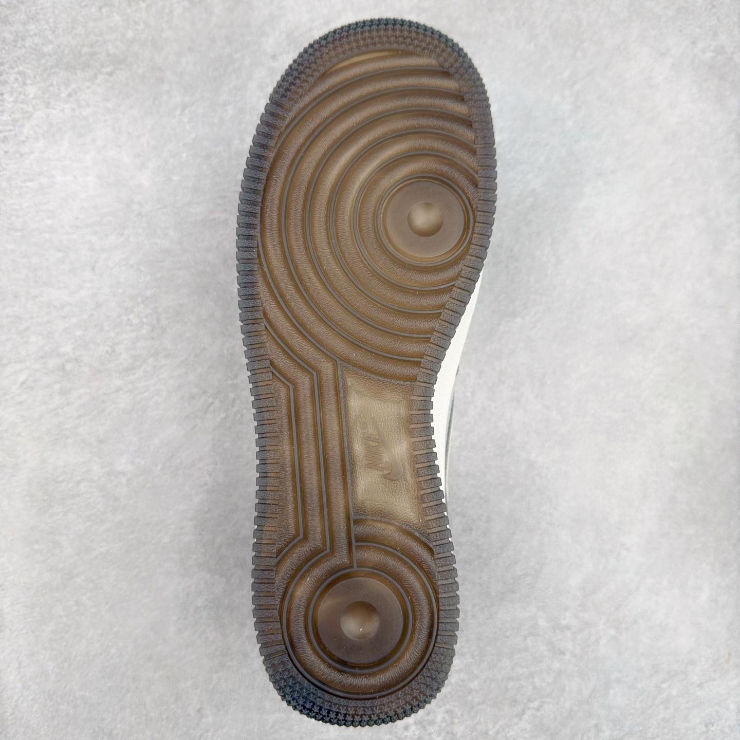 图片[9]-＃XT纯原 NK Air Force 1´07 Low 空军一号低帮百搭休闲运动板鞋 AO2425-001 顶级批次 2022全新楦头鞋型 鱼鳞大底 历时开发三个月 清洁度完美 二维码鞋标 内置芯片及solo气垫 大底高度及其弧度依照正品 钢印 logo刺绣 鞋口弧度 鞋头长度 鞋面冲孔 鞋垫背胶及钢印 完美鞋型对比正品 每一处都是细节满满 柔软、弹性十足的缓震性能和出色的中底设计 横跨复古与现代的外型结合 造就出风靡全球 三十多年的Force 1 直到今天还深受青睐 实拍调校N版已经零色差零失真 百分百还原实物色彩所见即所得 不存在货不对板色差等低级问题 选购参考实物拍摄 不混卖不参货 只用心做好货严格选品 承诺混一赔十 尺码：36 36.5 37.5 38 38.5 39 40 40.5 41 42 42.5 43 44 44.5 45-选品中心