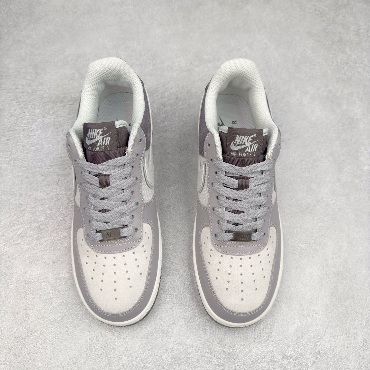 图片[2]-＃XT纯原 NK Air Force 1´07 Low 空军一号低帮百搭休闲运动板鞋 AO2425-001 顶级批次 2022全新楦头鞋型 鱼鳞大底 历时开发三个月 清洁度完美 二维码鞋标 内置芯片及solo气垫 大底高度及其弧度依照正品 钢印 logo刺绣 鞋口弧度 鞋头长度 鞋面冲孔 鞋垫背胶及钢印 完美鞋型对比正品 每一处都是细节满满 柔软、弹性十足的缓震性能和出色的中底设计 横跨复古与现代的外型结合 造就出风靡全球 三十多年的Force 1 直到今天还深受青睐 实拍调校N版已经零色差零失真 百分百还原实物色彩所见即所得 不存在货不对板色差等低级问题 选购参考实物拍摄 不混卖不参货 只用心做好货严格选品 承诺混一赔十 尺码：36 36.5 37.5 38 38.5 39 40 40.5 41 42 42.5 43 44 44.5 45-选品中心