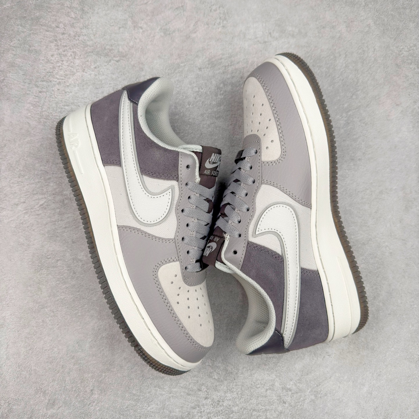 图片[3]-＃XT纯原 NK Air Force 1´07 Low 空军一号低帮百搭休闲运动板鞋 AO2425-001 顶级批次 2022全新楦头鞋型 鱼鳞大底 历时开发三个月 清洁度完美 二维码鞋标 内置芯片及solo气垫 大底高度及其弧度依照正品 钢印 logo刺绣 鞋口弧度 鞋头长度 鞋面冲孔 鞋垫背胶及钢印 完美鞋型对比正品 每一处都是细节满满 柔软、弹性十足的缓震性能和出色的中底设计 横跨复古与现代的外型结合 造就出风靡全球 三十多年的Force 1 直到今天还深受青睐 实拍调校N版已经零色差零失真 百分百还原实物色彩所见即所得 不存在货不对板色差等低级问题 选购参考实物拍摄 不混卖不参货 只用心做好货严格选品 承诺混一赔十 尺码：36 36.5 37.5 38 38.5 39 40 40.5 41 42 42.5 43 44 44.5 45-选品中心