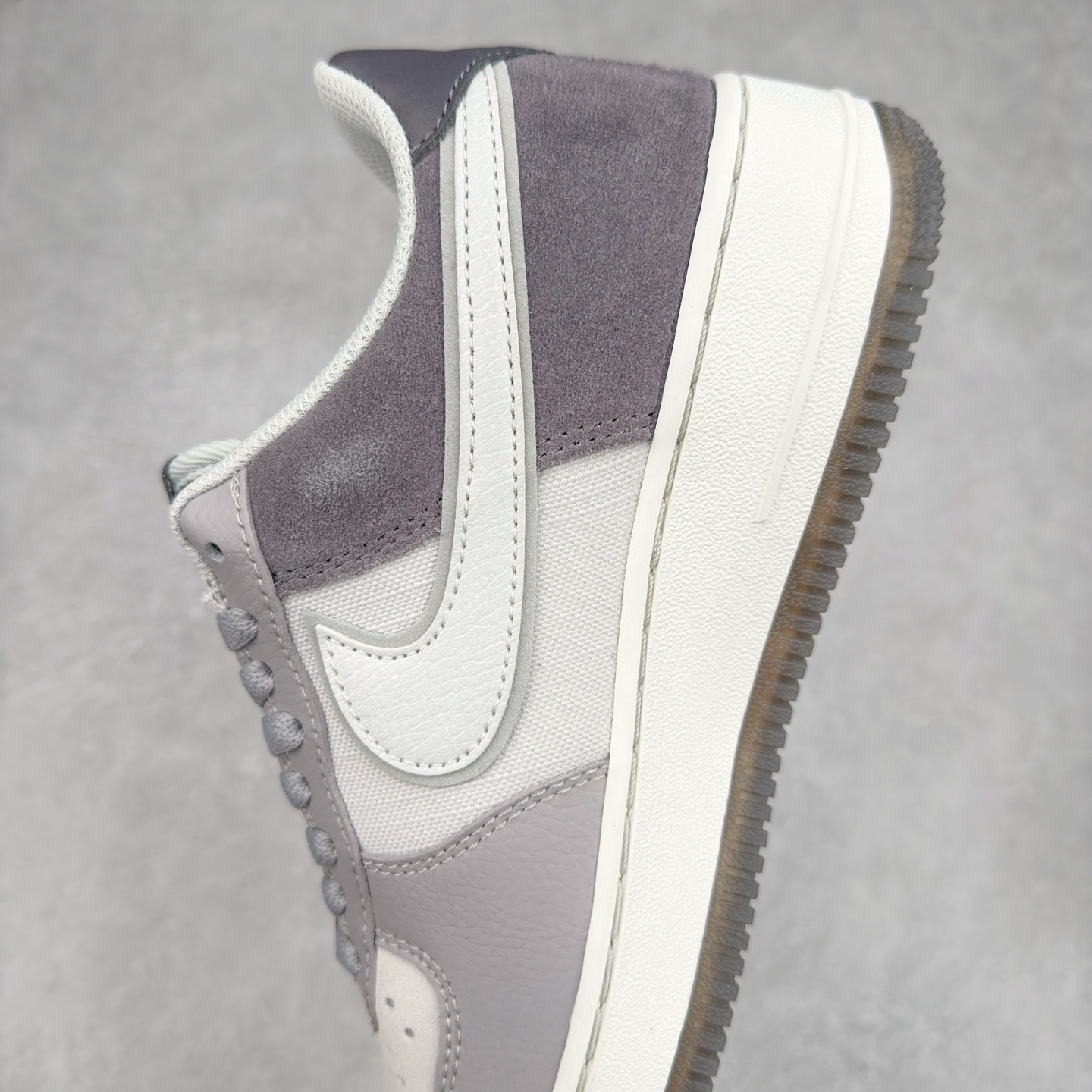 图片[7]-＃XT纯原 NK Air Force 1´07 Low 空军一号低帮百搭休闲运动板鞋 AO2425-001 顶级批次 2022全新楦头鞋型 鱼鳞大底 历时开发三个月 清洁度完美 二维码鞋标 内置芯片及solo气垫 大底高度及其弧度依照正品 钢印 logo刺绣 鞋口弧度 鞋头长度 鞋面冲孔 鞋垫背胶及钢印 完美鞋型对比正品 每一处都是细节满满 柔软、弹性十足的缓震性能和出色的中底设计 横跨复古与现代的外型结合 造就出风靡全球 三十多年的Force 1 直到今天还深受青睐 实拍调校N版已经零色差零失真 百分百还原实物色彩所见即所得 不存在货不对板色差等低级问题 选购参考实物拍摄 不混卖不参货 只用心做好货严格选品 承诺混一赔十 尺码：36 36.5 37.5 38 38.5 39 40 40.5 41 42 42.5 43 44 44.5 45-选品中心