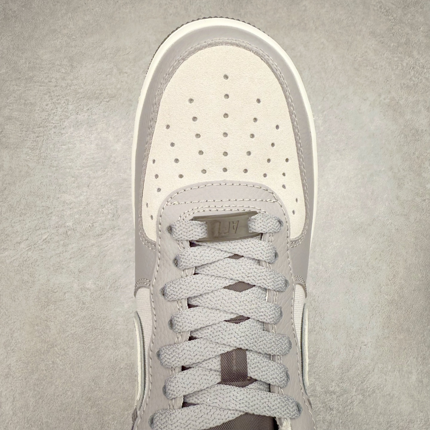 图片[4]-＃XT纯原 NK Air Force 1´07 Low 空军一号低帮百搭休闲运动板鞋 AO2425-001 顶级批次 2022全新楦头鞋型 鱼鳞大底 历时开发三个月 清洁度完美 二维码鞋标 内置芯片及solo气垫 大底高度及其弧度依照正品 钢印 logo刺绣 鞋口弧度 鞋头长度 鞋面冲孔 鞋垫背胶及钢印 完美鞋型对比正品 每一处都是细节满满 柔软、弹性十足的缓震性能和出色的中底设计 横跨复古与现代的外型结合 造就出风靡全球 三十多年的Force 1 直到今天还深受青睐 实拍调校N版已经零色差零失真 百分百还原实物色彩所见即所得 不存在货不对板色差等低级问题 选购参考实物拍摄 不混卖不参货 只用心做好货严格选品 承诺混一赔十 尺码：36 36.5 37.5 38 38.5 39 40 40.5 41 42 42.5 43 44 44.5 45-选品中心