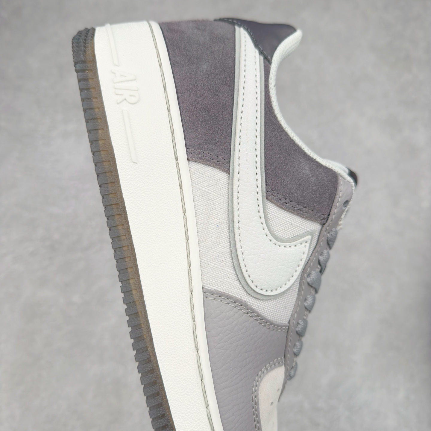 图片[6]-＃XT纯原 NK Air Force 1´07 Low 空军一号低帮百搭休闲运动板鞋 AO2425-001 顶级批次 2022全新楦头鞋型 鱼鳞大底 历时开发三个月 清洁度完美 二维码鞋标 内置芯片及solo气垫 大底高度及其弧度依照正品 钢印 logo刺绣 鞋口弧度 鞋头长度 鞋面冲孔 鞋垫背胶及钢印 完美鞋型对比正品 每一处都是细节满满 柔软、弹性十足的缓震性能和出色的中底设计 横跨复古与现代的外型结合 造就出风靡全球 三十多年的Force 1 直到今天还深受青睐 实拍调校N版已经零色差零失真 百分百还原实物色彩所见即所得 不存在货不对板色差等低级问题 选购参考实物拍摄 不混卖不参货 只用心做好货严格选品 承诺混一赔十 尺码：36 36.5 37.5 38 38.5 39 40 40.5 41 42 42.5 43 44 44.5 45-选品中心