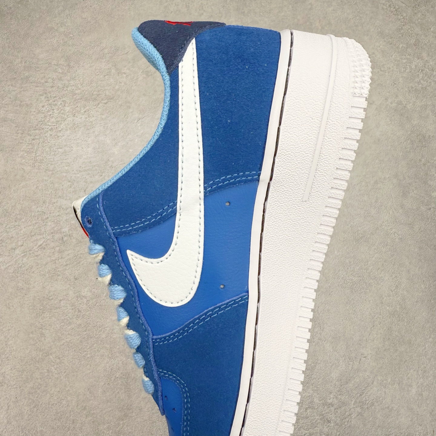 图片[7]-＃XT纯原 NK Air Force 1´07 Low 空军一号低帮百搭休闲运动板鞋 DB3597-400 顶级批次 2022全新楦头鞋型 鱼鳞大底 历时开发三个月 清洁度完美 二维码鞋标 内置芯片及solo气垫 大底高度及其弧度依照正品 钢印 logo刺绣 鞋口弧度 鞋头长度 鞋面冲孔 鞋垫背胶及钢印 完美鞋型对比正品 每一处都是细节满满 柔软、弹性十足的缓震性能和出色的中底设计 横跨复古与现代的外型结合 造就出风靡全球 三十多年的Force 1 直到今天还深受青睐 实拍调校N版已经零色差零失真 百分百还原实物色彩所见即所得 不存在货不对板色差等低级问题 选购参考实物拍摄 不混卖不参货 只用心做好货严格选品 承诺混一赔十 尺码：36 36.5 37.5 38 38.5 39 40 40.5 41 42 42.5 43 44 44.5 45-选品中心