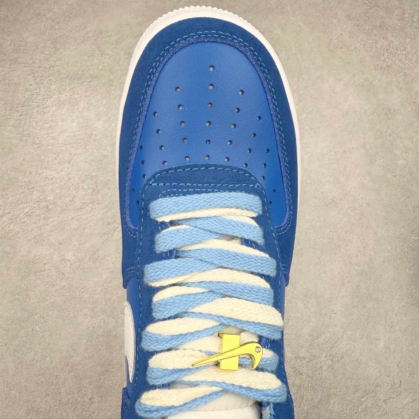 图片[4]-＃XT纯原 NK Air Force 1´07 Low 空军一号低帮百搭休闲运动板鞋 DB3597-400 顶级批次 2022全新楦头鞋型 鱼鳞大底 历时开发三个月 清洁度完美 二维码鞋标 内置芯片及solo气垫 大底高度及其弧度依照正品 钢印 logo刺绣 鞋口弧度 鞋头长度 鞋面冲孔 鞋垫背胶及钢印 完美鞋型对比正品 每一处都是细节满满 柔软、弹性十足的缓震性能和出色的中底设计 横跨复古与现代的外型结合 造就出风靡全球 三十多年的Force 1 直到今天还深受青睐 实拍调校N版已经零色差零失真 百分百还原实物色彩所见即所得 不存在货不对板色差等低级问题 选购参考实物拍摄 不混卖不参货 只用心做好货严格选品 承诺混一赔十 尺码：36 36.5 37.5 38 38.5 39 40 40.5 41 42 42.5 43 44 44.5 45-选品中心