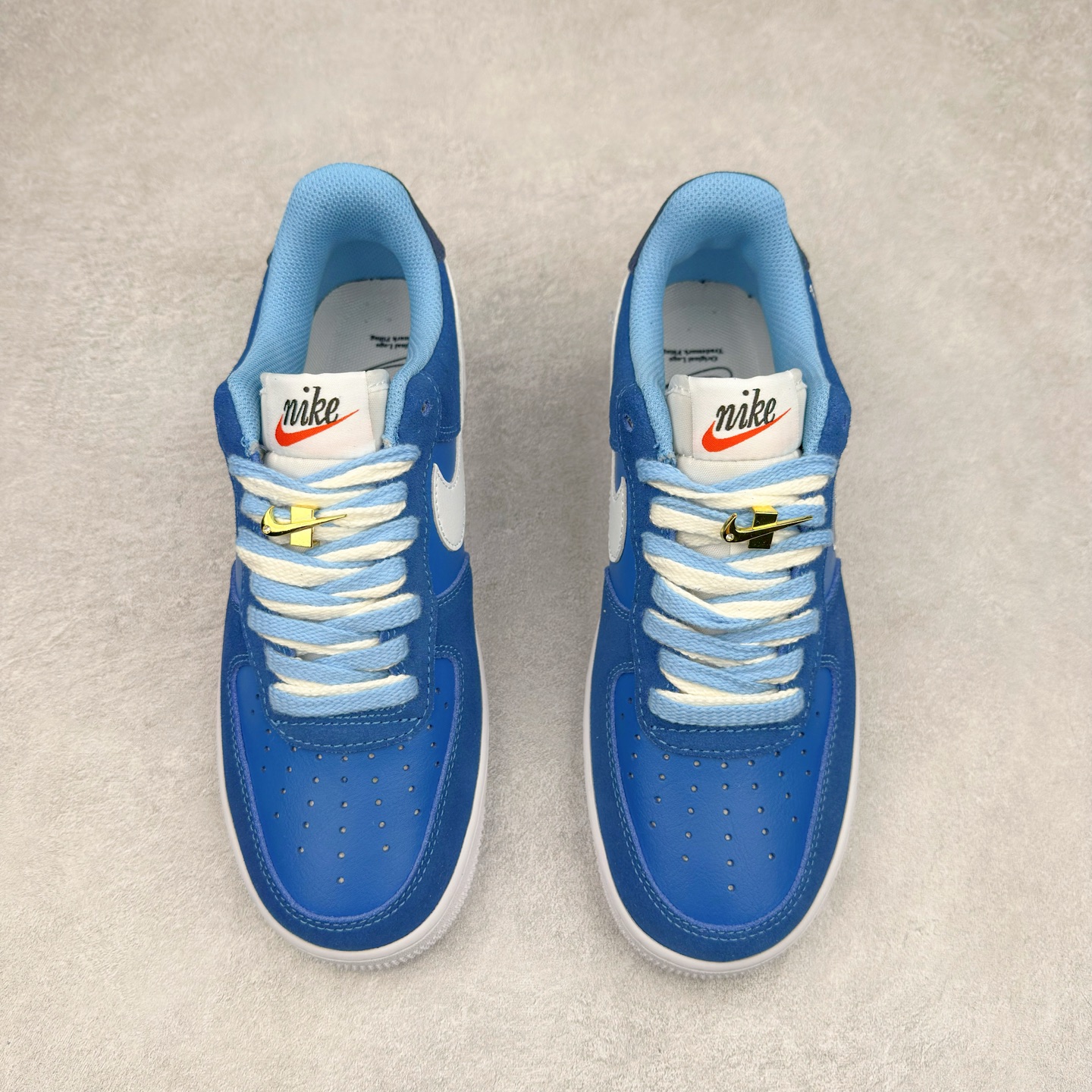 图片[2]-＃XT纯原 NK Air Force 1´07 Low 空军一号低帮百搭休闲运动板鞋 DB3597-400 顶级批次 2022全新楦头鞋型 鱼鳞大底 历时开发三个月 清洁度完美 二维码鞋标 内置芯片及solo气垫 大底高度及其弧度依照正品 钢印 logo刺绣 鞋口弧度 鞋头长度 鞋面冲孔 鞋垫背胶及钢印 完美鞋型对比正品 每一处都是细节满满 柔软、弹性十足的缓震性能和出色的中底设计 横跨复古与现代的外型结合 造就出风靡全球 三十多年的Force 1 直到今天还深受青睐 实拍调校N版已经零色差零失真 百分百还原实物色彩所见即所得 不存在货不对板色差等低级问题 选购参考实物拍摄 不混卖不参货 只用心做好货严格选品 承诺混一赔十 尺码：36 36.5 37.5 38 38.5 39 40 40.5 41 42 42.5 43 44 44.5 45-选品中心