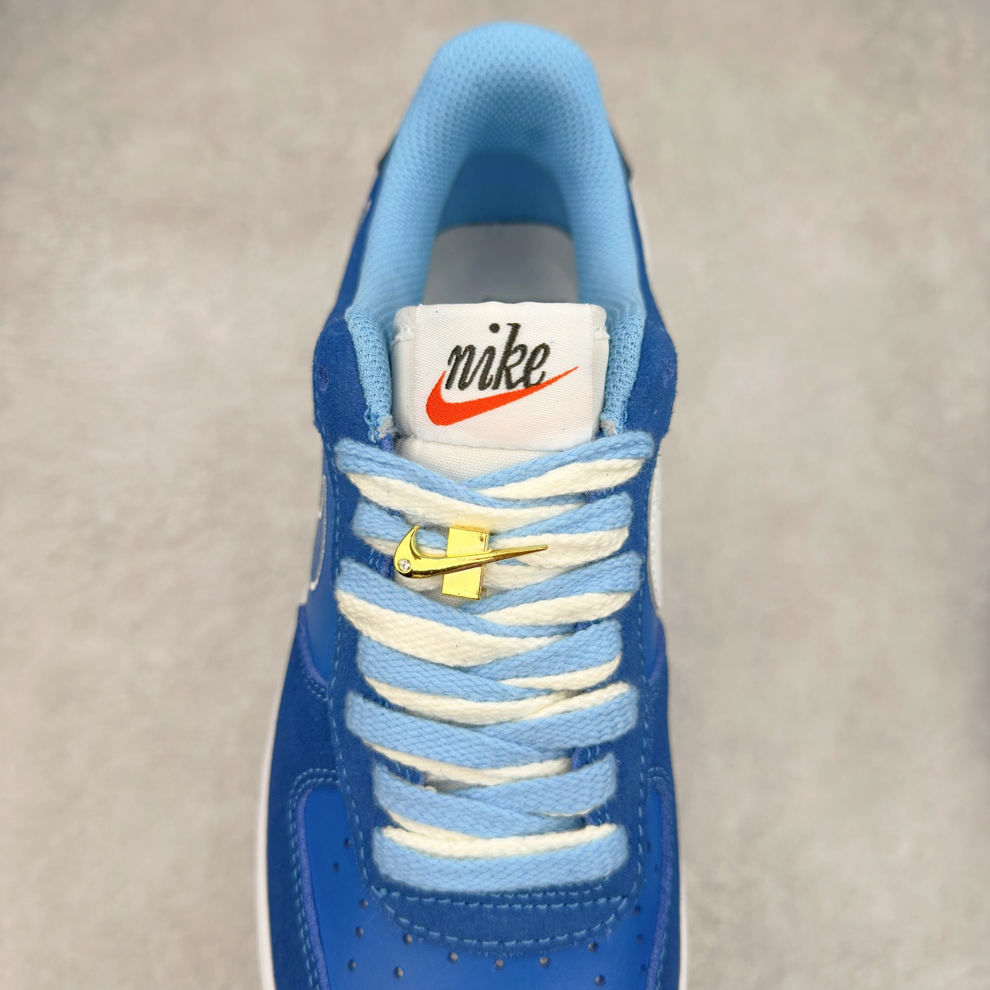 图片[5]-＃XT纯原 NK Air Force 1´07 Low 空军一号低帮百搭休闲运动板鞋 DB3597-400 顶级批次 2022全新楦头鞋型 鱼鳞大底 历时开发三个月 清洁度完美 二维码鞋标 内置芯片及solo气垫 大底高度及其弧度依照正品 钢印 logo刺绣 鞋口弧度 鞋头长度 鞋面冲孔 鞋垫背胶及钢印 完美鞋型对比正品 每一处都是细节满满 柔软、弹性十足的缓震性能和出色的中底设计 横跨复古与现代的外型结合 造就出风靡全球 三十多年的Force 1 直到今天还深受青睐 实拍调校N版已经零色差零失真 百分百还原实物色彩所见即所得 不存在货不对板色差等低级问题 选购参考实物拍摄 不混卖不参货 只用心做好货严格选品 承诺混一赔十 尺码：36 36.5 37.5 38 38.5 39 40 40.5 41 42 42.5 43 44 44.5 45-选品中心