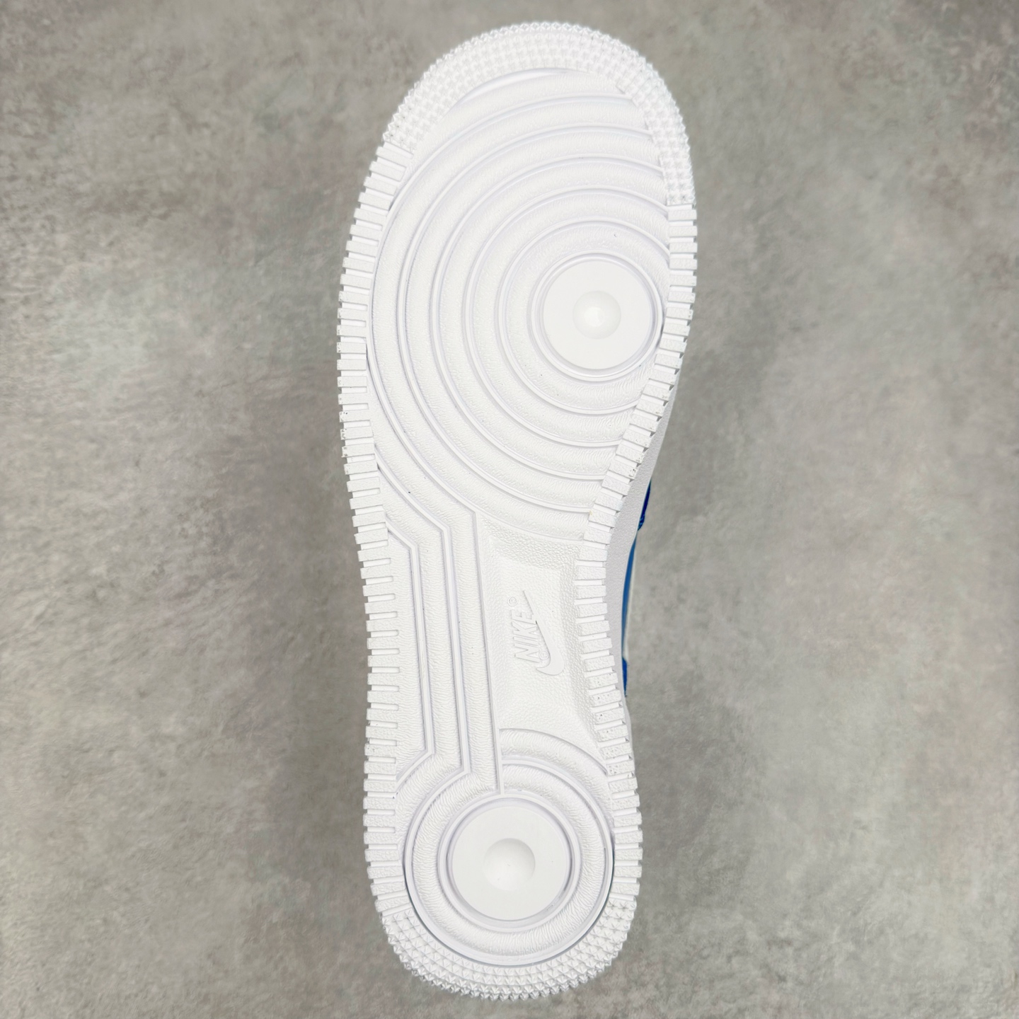 图片[9]-＃XT纯原 NK Air Force 1´07 Low 空军一号低帮百搭休闲运动板鞋 DB3597-400 顶级批次 2022全新楦头鞋型 鱼鳞大底 历时开发三个月 清洁度完美 二维码鞋标 内置芯片及solo气垫 大底高度及其弧度依照正品 钢印 logo刺绣 鞋口弧度 鞋头长度 鞋面冲孔 鞋垫背胶及钢印 完美鞋型对比正品 每一处都是细节满满 柔软、弹性十足的缓震性能和出色的中底设计 横跨复古与现代的外型结合 造就出风靡全球 三十多年的Force 1 直到今天还深受青睐 实拍调校N版已经零色差零失真 百分百还原实物色彩所见即所得 不存在货不对板色差等低级问题 选购参考实物拍摄 不混卖不参货 只用心做好货严格选品 承诺混一赔十 尺码：36 36.5 37.5 38 38.5 39 40 40.5 41 42 42.5 43 44 44.5 45-选品中心