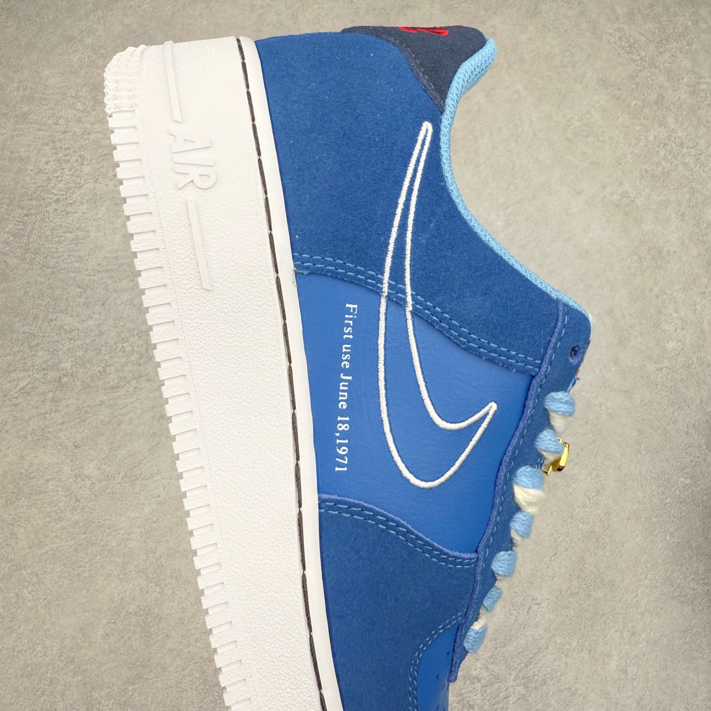 图片[6]-＃XT纯原 NK Air Force 1´07 Low 空军一号低帮百搭休闲运动板鞋 DB3597-400 顶级批次 2022全新楦头鞋型 鱼鳞大底 历时开发三个月 清洁度完美 二维码鞋标 内置芯片及solo气垫 大底高度及其弧度依照正品 钢印 logo刺绣 鞋口弧度 鞋头长度 鞋面冲孔 鞋垫背胶及钢印 完美鞋型对比正品 每一处都是细节满满 柔软、弹性十足的缓震性能和出色的中底设计 横跨复古与现代的外型结合 造就出风靡全球 三十多年的Force 1 直到今天还深受青睐 实拍调校N版已经零色差零失真 百分百还原实物色彩所见即所得 不存在货不对板色差等低级问题 选购参考实物拍摄 不混卖不参货 只用心做好货严格选品 承诺混一赔十 尺码：36 36.5 37.5 38 38.5 39 40 40.5 41 42 42.5 43 44 44.5 45-选品中心