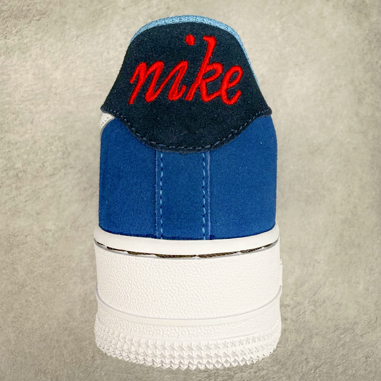 图片[8]-＃XT纯原 NK Air Force 1´07 Low 空军一号低帮百搭休闲运动板鞋 DB3597-400 顶级批次 2022全新楦头鞋型 鱼鳞大底 历时开发三个月 清洁度完美 二维码鞋标 内置芯片及solo气垫 大底高度及其弧度依照正品 钢印 logo刺绣 鞋口弧度 鞋头长度 鞋面冲孔 鞋垫背胶及钢印 完美鞋型对比正品 每一处都是细节满满 柔软、弹性十足的缓震性能和出色的中底设计 横跨复古与现代的外型结合 造就出风靡全球 三十多年的Force 1 直到今天还深受青睐 实拍调校N版已经零色差零失真 百分百还原实物色彩所见即所得 不存在货不对板色差等低级问题 选购参考实物拍摄 不混卖不参货 只用心做好货严格选品 承诺混一赔十 尺码：36 36.5 37.5 38 38.5 39 40 40.5 41 42 42.5 43 44 44.5 45-选品中心