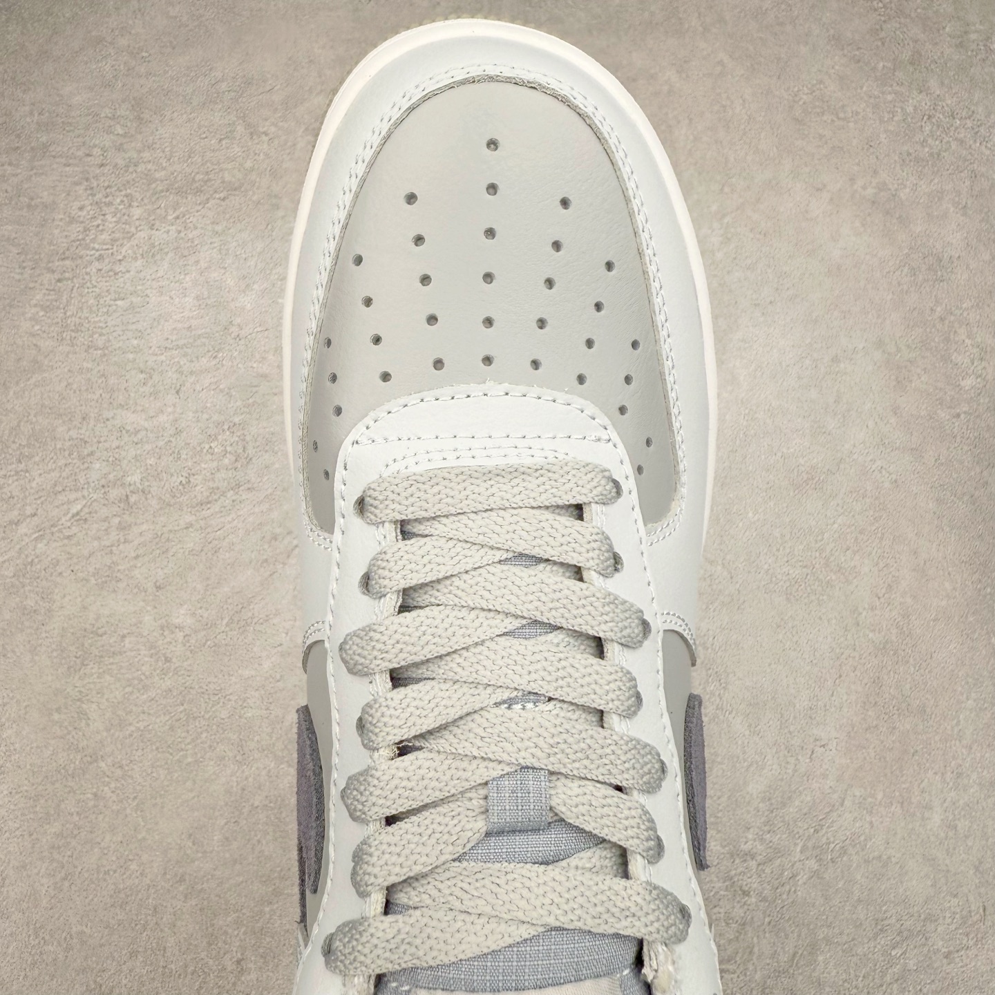 图片[4]-＃XT纯原 NK Air Force 1´07 Low 空军一号低帮百搭休闲运动板鞋 FJ4170-001 顶级批次 2022全新楦头鞋型 鱼鳞大底 历时开发三个月 清洁度完美 二维码鞋标 内置芯片及solo气垫 大底高度及其弧度依照正品 钢印 logo刺绣 鞋口弧度 鞋头长度 鞋面冲孔 鞋垫背胶及钢印 完美鞋型对比正品 每一处都是细节满满 柔软、弹性十足的缓震性能和出色的中底设计 横跨复古与现代的外型结合 造就出风靡全球 三十多年的Force 1 直到今天还深受青睐 实拍调校N版已经零色差零失真 百分百还原实物色彩所见即所得 不存在货不对板色差等低级问题 选购参考实物拍摄 不混卖不参货 只用心做好货严格选品 承诺混一赔十 尺码：36 36.5 37.5 38 38.5 39 40 40.5 41 42 42.5 43 44 44.5 45-选品中心