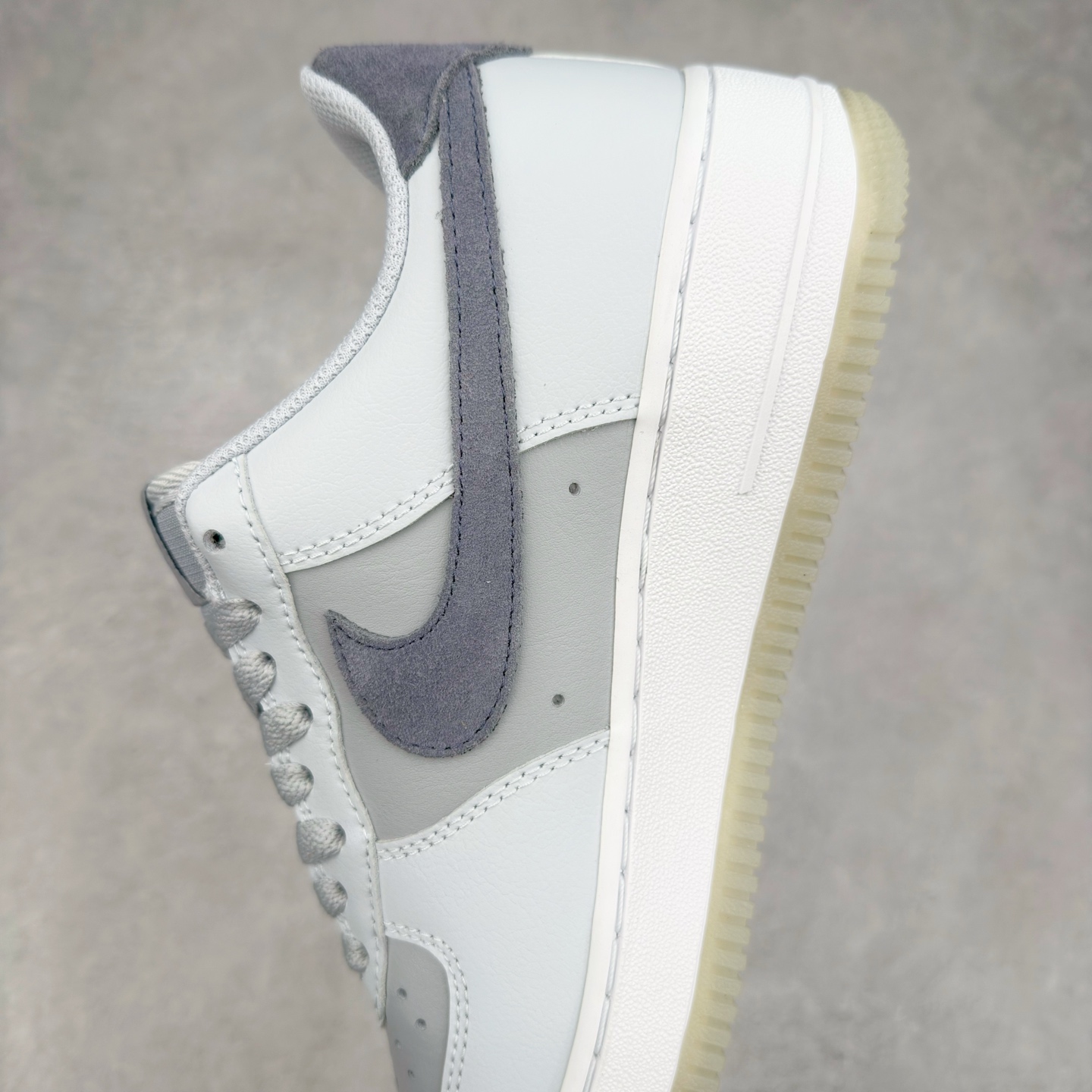 图片[7]-＃XT纯原 NK Air Force 1´07 Low 空军一号低帮百搭休闲运动板鞋 FJ4170-001 顶级批次 2022全新楦头鞋型 鱼鳞大底 历时开发三个月 清洁度完美 二维码鞋标 内置芯片及solo气垫 大底高度及其弧度依照正品 钢印 logo刺绣 鞋口弧度 鞋头长度 鞋面冲孔 鞋垫背胶及钢印 完美鞋型对比正品 每一处都是细节满满 柔软、弹性十足的缓震性能和出色的中底设计 横跨复古与现代的外型结合 造就出风靡全球 三十多年的Force 1 直到今天还深受青睐 实拍调校N版已经零色差零失真 百分百还原实物色彩所见即所得 不存在货不对板色差等低级问题 选购参考实物拍摄 不混卖不参货 只用心做好货严格选品 承诺混一赔十 尺码：36 36.5 37.5 38 38.5 39 40 40.5 41 42 42.5 43 44 44.5 45-选品中心