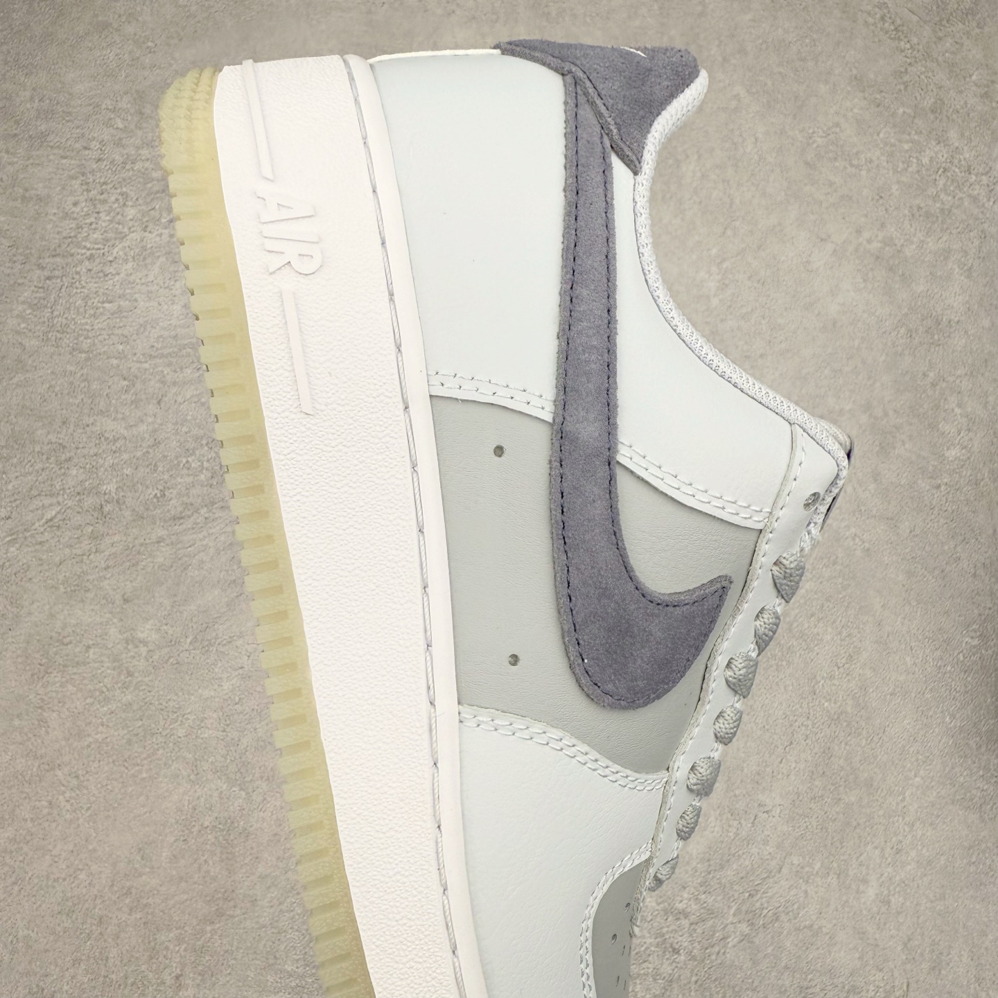 图片[6]-＃XT纯原 NK Air Force 1´07 Low 空军一号低帮百搭休闲运动板鞋 FJ4170-001 顶级批次 2022全新楦头鞋型 鱼鳞大底 历时开发三个月 清洁度完美 二维码鞋标 内置芯片及solo气垫 大底高度及其弧度依照正品 钢印 logo刺绣 鞋口弧度 鞋头长度 鞋面冲孔 鞋垫背胶及钢印 完美鞋型对比正品 每一处都是细节满满 柔软、弹性十足的缓震性能和出色的中底设计 横跨复古与现代的外型结合 造就出风靡全球 三十多年的Force 1 直到今天还深受青睐 实拍调校N版已经零色差零失真 百分百还原实物色彩所见即所得 不存在货不对板色差等低级问题 选购参考实物拍摄 不混卖不参货 只用心做好货严格选品 承诺混一赔十 尺码：36 36.5 37.5 38 38.5 39 40 40.5 41 42 42.5 43 44 44.5 45-选品中心