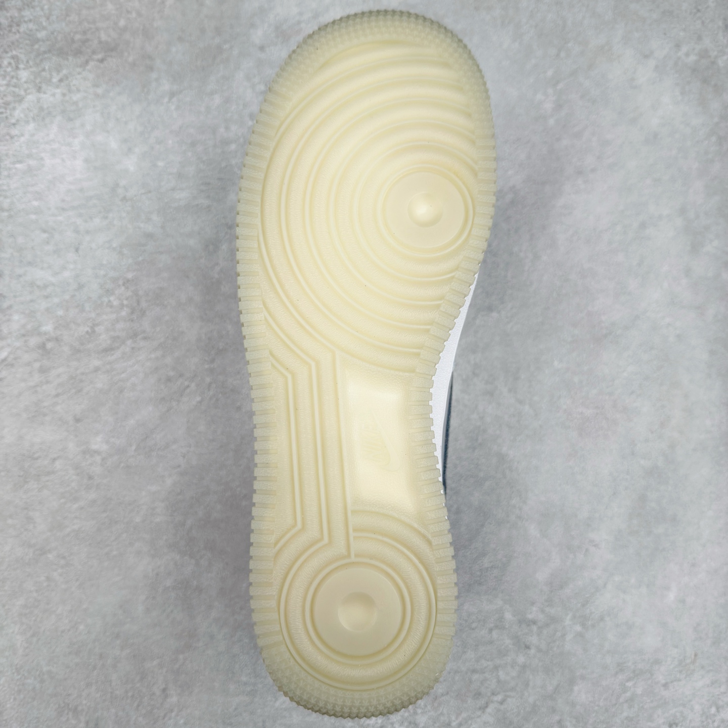 图片[9]-＃XT纯原 NK Air Force 1´07 Low 空军一号低帮百搭休闲运动板鞋 FJ4170-001 顶级批次 2022全新楦头鞋型 鱼鳞大底 历时开发三个月 清洁度完美 二维码鞋标 内置芯片及solo气垫 大底高度及其弧度依照正品 钢印 logo刺绣 鞋口弧度 鞋头长度 鞋面冲孔 鞋垫背胶及钢印 完美鞋型对比正品 每一处都是细节满满 柔软、弹性十足的缓震性能和出色的中底设计 横跨复古与现代的外型结合 造就出风靡全球 三十多年的Force 1 直到今天还深受青睐 实拍调校N版已经零色差零失真 百分百还原实物色彩所见即所得 不存在货不对板色差等低级问题 选购参考实物拍摄 不混卖不参货 只用心做好货严格选品 承诺混一赔十 尺码：36 36.5 37.5 38 38.5 39 40 40.5 41 42 42.5 43 44 44.5 45-选品中心