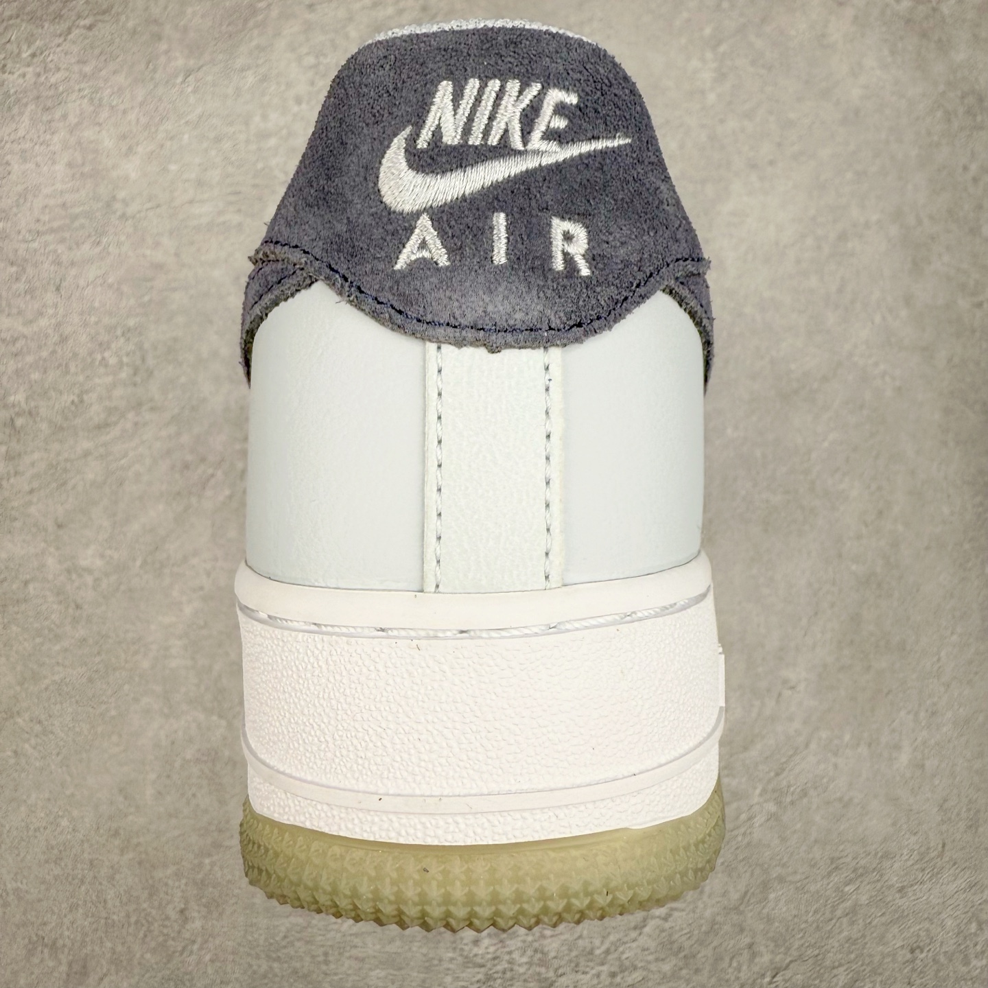 图片[8]-＃XT纯原 NK Air Force 1´07 Low 空军一号低帮百搭休闲运动板鞋 FJ4170-001 顶级批次 2022全新楦头鞋型 鱼鳞大底 历时开发三个月 清洁度完美 二维码鞋标 内置芯片及solo气垫 大底高度及其弧度依照正品 钢印 logo刺绣 鞋口弧度 鞋头长度 鞋面冲孔 鞋垫背胶及钢印 完美鞋型对比正品 每一处都是细节满满 柔软、弹性十足的缓震性能和出色的中底设计 横跨复古与现代的外型结合 造就出风靡全球 三十多年的Force 1 直到今天还深受青睐 实拍调校N版已经零色差零失真 百分百还原实物色彩所见即所得 不存在货不对板色差等低级问题 选购参考实物拍摄 不混卖不参货 只用心做好货严格选品 承诺混一赔十 尺码：36 36.5 37.5 38 38.5 39 40 40.5 41 42 42.5 43 44 44.5 45-选品中心