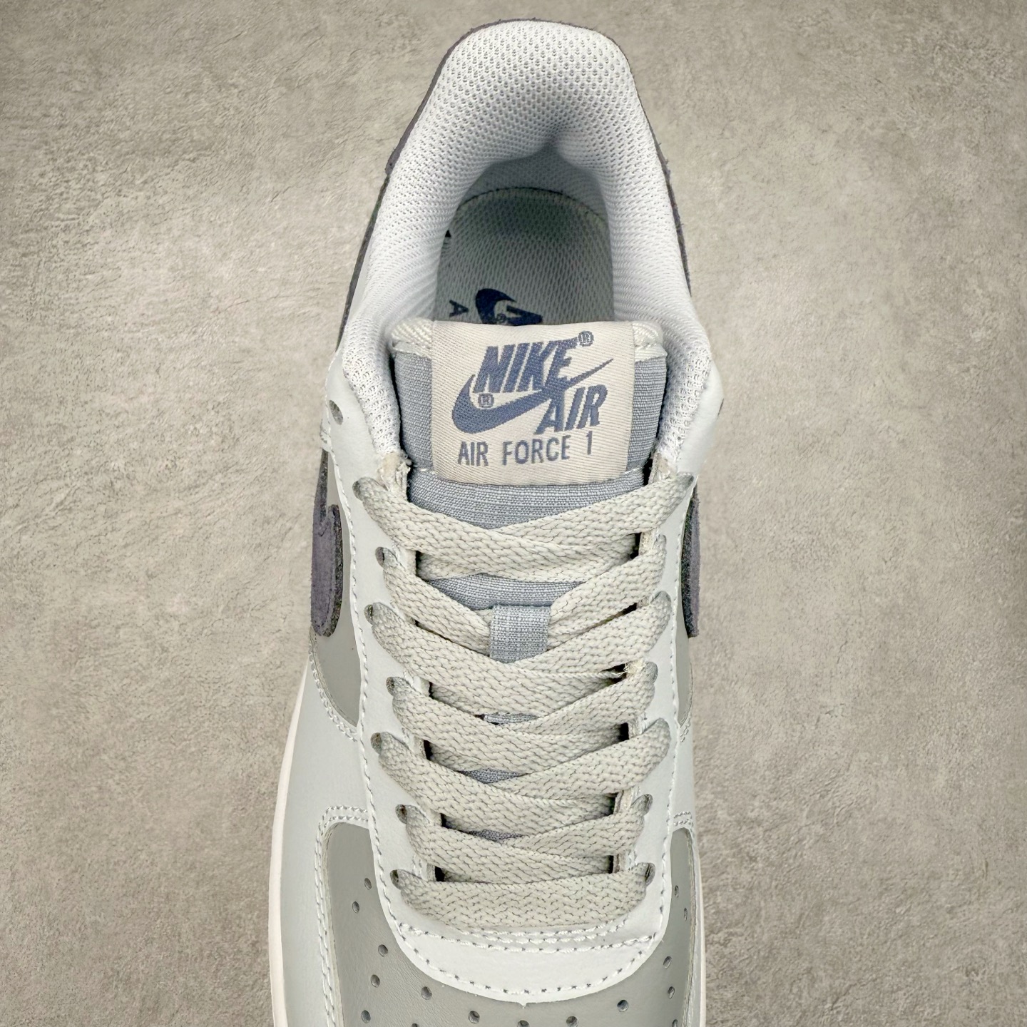 图片[5]-＃XT纯原 NK Air Force 1´07 Low 空军一号低帮百搭休闲运动板鞋 FJ4170-001 顶级批次 2022全新楦头鞋型 鱼鳞大底 历时开发三个月 清洁度完美 二维码鞋标 内置芯片及solo气垫 大底高度及其弧度依照正品 钢印 logo刺绣 鞋口弧度 鞋头长度 鞋面冲孔 鞋垫背胶及钢印 完美鞋型对比正品 每一处都是细节满满 柔软、弹性十足的缓震性能和出色的中底设计 横跨复古与现代的外型结合 造就出风靡全球 三十多年的Force 1 直到今天还深受青睐 实拍调校N版已经零色差零失真 百分百还原实物色彩所见即所得 不存在货不对板色差等低级问题 选购参考实物拍摄 不混卖不参货 只用心做好货严格选品 承诺混一赔十 尺码：36 36.5 37.5 38 38.5 39 40 40.5 41 42 42.5 43 44 44.5 45-选品中心