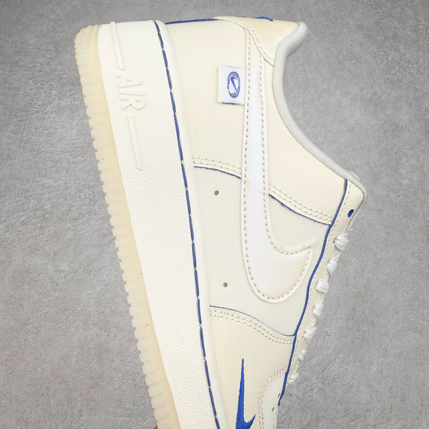 图片[6]-＃XT纯原 NK Air Force 1´07 Low 空军一号低帮百搭休闲运动板鞋 FB1839-111 顶级批次 2022全新楦头鞋型 鱼鳞大底 历时开发三个月 清洁度完美 二维码鞋标 内置芯片及solo气垫 大底高度及其弧度依照正品 钢印 logo刺绣 鞋口弧度 鞋头长度 鞋面冲孔 鞋垫背胶及钢印 完美鞋型对比正品 每一处都是细节满满 柔软、弹性十足的缓震性能和出色的中底设计 横跨复古与现代的外型结合 造就出风靡全球 三十多年的Force 1 直到今天还深受青睐 实拍调校N版已经零色差零失真 百分百还原实物色彩所见即所得 不存在货不对板色差等低级问题 选购参考实物拍摄 不混卖不参货 只用心做好货严格选品 承诺混一赔十 尺码：36 36.5 37.5 38 38.5 39 40 40.5 41 42 42.5 43 44 44.5 45-选品中心