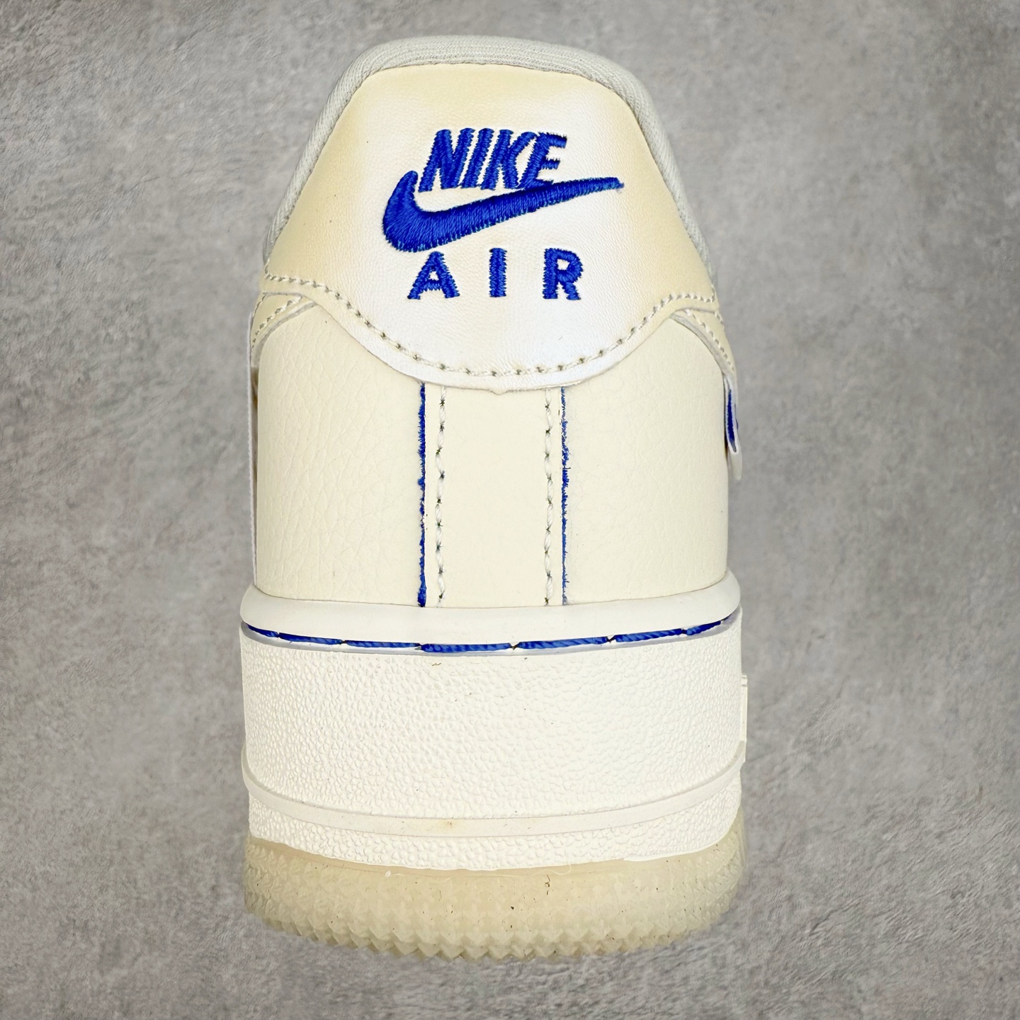 图片[8]-＃XT纯原 NK Air Force 1´07 Low 空军一号低帮百搭休闲运动板鞋 FB1839-111 顶级批次 2022全新楦头鞋型 鱼鳞大底 历时开发三个月 清洁度完美 二维码鞋标 内置芯片及solo气垫 大底高度及其弧度依照正品 钢印 logo刺绣 鞋口弧度 鞋头长度 鞋面冲孔 鞋垫背胶及钢印 完美鞋型对比正品 每一处都是细节满满 柔软、弹性十足的缓震性能和出色的中底设计 横跨复古与现代的外型结合 造就出风靡全球 三十多年的Force 1 直到今天还深受青睐 实拍调校N版已经零色差零失真 百分百还原实物色彩所见即所得 不存在货不对板色差等低级问题 选购参考实物拍摄 不混卖不参货 只用心做好货严格选品 承诺混一赔十 尺码：36 36.5 37.5 38 38.5 39 40 40.5 41 42 42.5 43 44 44.5 45-选品中心