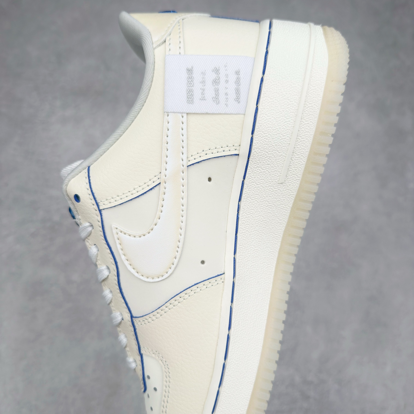 图片[7]-＃XT纯原 NK Air Force 1´07 Low 空军一号低帮百搭休闲运动板鞋 FB1839-111 顶级批次 2022全新楦头鞋型 鱼鳞大底 历时开发三个月 清洁度完美 二维码鞋标 内置芯片及solo气垫 大底高度及其弧度依照正品 钢印 logo刺绣 鞋口弧度 鞋头长度 鞋面冲孔 鞋垫背胶及钢印 完美鞋型对比正品 每一处都是细节满满 柔软、弹性十足的缓震性能和出色的中底设计 横跨复古与现代的外型结合 造就出风靡全球 三十多年的Force 1 直到今天还深受青睐 实拍调校N版已经零色差零失真 百分百还原实物色彩所见即所得 不存在货不对板色差等低级问题 选购参考实物拍摄 不混卖不参货 只用心做好货严格选品 承诺混一赔十 尺码：36 36.5 37.5 38 38.5 39 40 40.5 41 42 42.5 43 44 44.5 45-选品中心