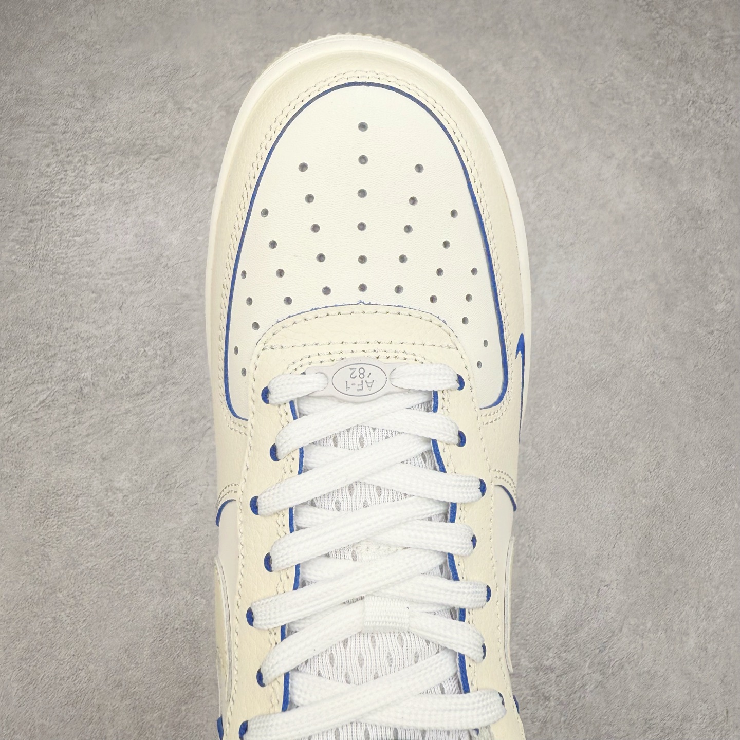 图片[4]-＃XT纯原 NK Air Force 1´07 Low 空军一号低帮百搭休闲运动板鞋 FB1839-111 顶级批次 2022全新楦头鞋型 鱼鳞大底 历时开发三个月 清洁度完美 二维码鞋标 内置芯片及solo气垫 大底高度及其弧度依照正品 钢印 logo刺绣 鞋口弧度 鞋头长度 鞋面冲孔 鞋垫背胶及钢印 完美鞋型对比正品 每一处都是细节满满 柔软、弹性十足的缓震性能和出色的中底设计 横跨复古与现代的外型结合 造就出风靡全球 三十多年的Force 1 直到今天还深受青睐 实拍调校N版已经零色差零失真 百分百还原实物色彩所见即所得 不存在货不对板色差等低级问题 选购参考实物拍摄 不混卖不参货 只用心做好货严格选品 承诺混一赔十 尺码：36 36.5 37.5 38 38.5 39 40 40.5 41 42 42.5 43 44 44.5 45-选品中心