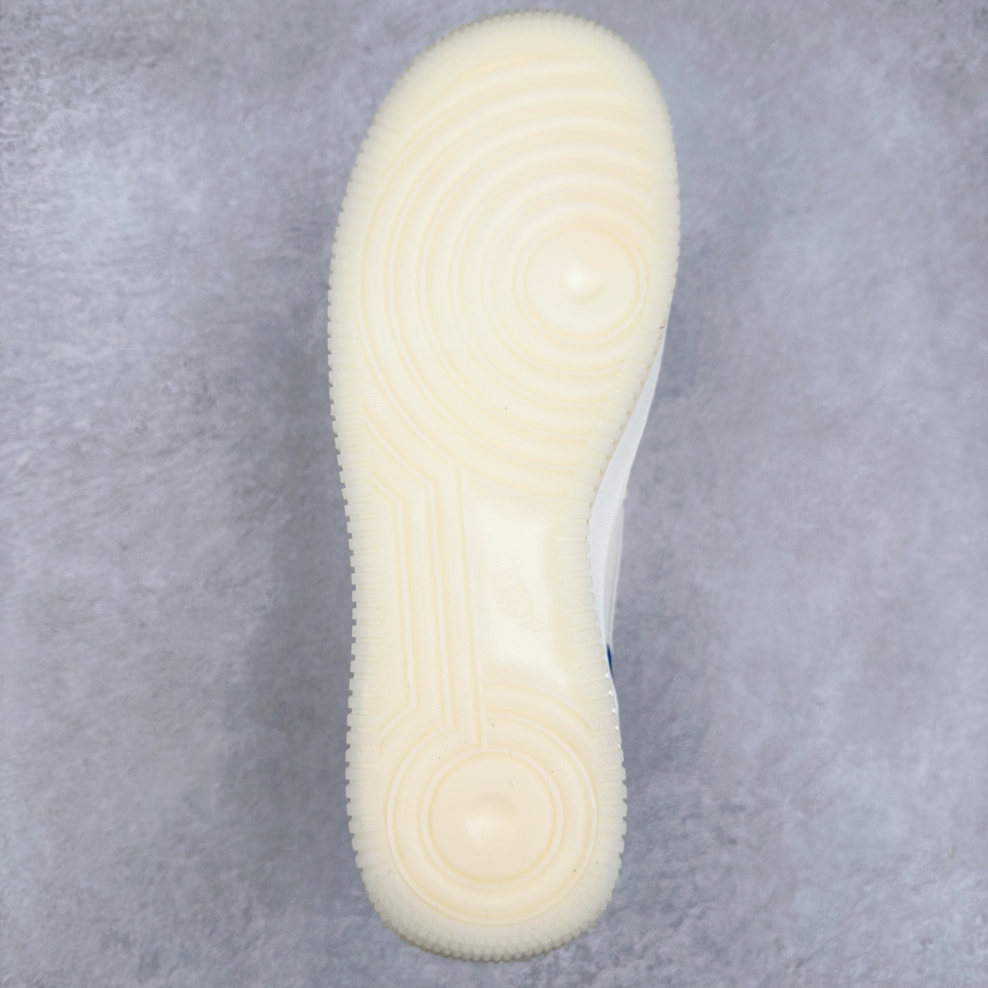 图片[9]-＃XT纯原 NK Air Force 1´07 Low 空军一号低帮百搭休闲运动板鞋 FB1839-111 顶级批次 2022全新楦头鞋型 鱼鳞大底 历时开发三个月 清洁度完美 二维码鞋标 内置芯片及solo气垫 大底高度及其弧度依照正品 钢印 logo刺绣 鞋口弧度 鞋头长度 鞋面冲孔 鞋垫背胶及钢印 完美鞋型对比正品 每一处都是细节满满 柔软、弹性十足的缓震性能和出色的中底设计 横跨复古与现代的外型结合 造就出风靡全球 三十多年的Force 1 直到今天还深受青睐 实拍调校N版已经零色差零失真 百分百还原实物色彩所见即所得 不存在货不对板色差等低级问题 选购参考实物拍摄 不混卖不参货 只用心做好货严格选品 承诺混一赔十 尺码：36 36.5 37.5 38 38.5 39 40 40.5 41 42 42.5 43 44 44.5 45-选品中心