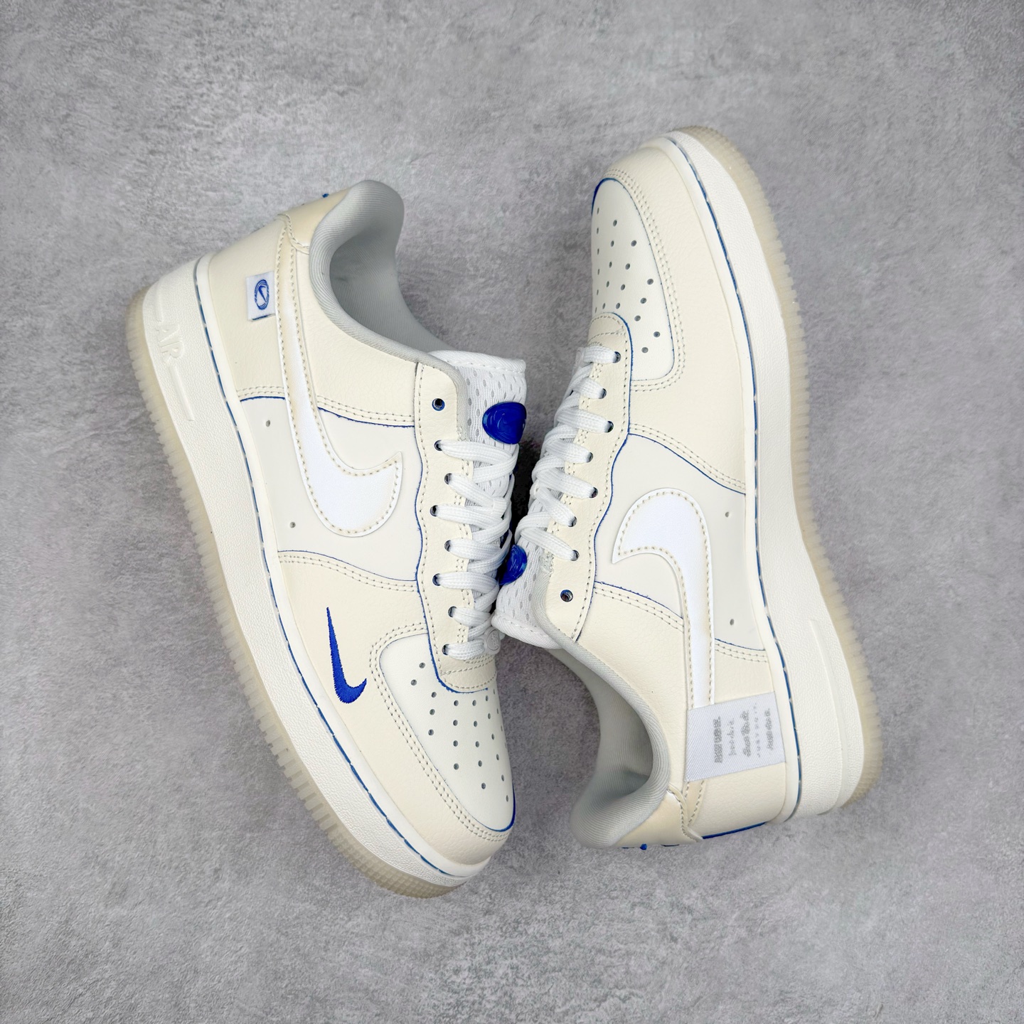 图片[3]-＃XT纯原 NK Air Force 1´07 Low 空军一号低帮百搭休闲运动板鞋 FB1839-111 顶级批次 2022全新楦头鞋型 鱼鳞大底 历时开发三个月 清洁度完美 二维码鞋标 内置芯片及solo气垫 大底高度及其弧度依照正品 钢印 logo刺绣 鞋口弧度 鞋头长度 鞋面冲孔 鞋垫背胶及钢印 完美鞋型对比正品 每一处都是细节满满 柔软、弹性十足的缓震性能和出色的中底设计 横跨复古与现代的外型结合 造就出风靡全球 三十多年的Force 1 直到今天还深受青睐 实拍调校N版已经零色差零失真 百分百还原实物色彩所见即所得 不存在货不对板色差等低级问题 选购参考实物拍摄 不混卖不参货 只用心做好货严格选品 承诺混一赔十 尺码：36 36.5 37.5 38 38.5 39 40 40.5 41 42 42.5 43 44 44.5 45-选品中心