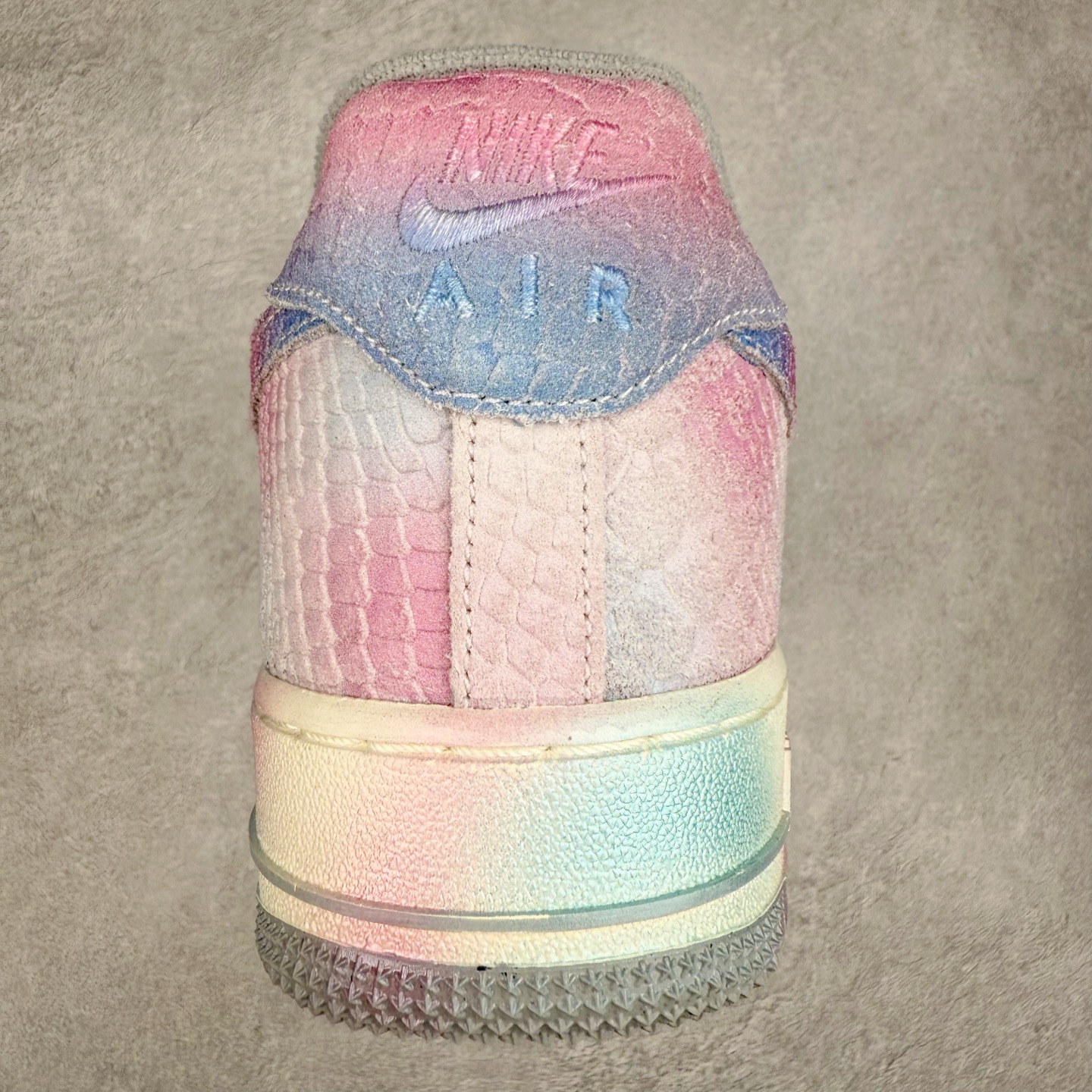 图片[8]-＃XT纯原 NK Air Force 1´07 Low 空军一号低帮百搭休闲运动板鞋 DX2678-100 顶级批次 2022全新楦头鞋型 鱼鳞大底 历时开发三个月 清洁度完美 二维码鞋标 内置芯片及solo气垫 大底高度及其弧度依照正品 钢印 logo刺绣 鞋口弧度 鞋头长度 鞋面冲孔 鞋垫背胶及钢印 完美鞋型对比正品 每一处都是细节满满 柔软、弹性十足的缓震性能和出色的中底设计 横跨复古与现代的外型结合 造就出风靡全球 三十多年的Force 1 直到今天还深受青睐 实拍调校N版已经零色差零失真 百分百还原实物色彩所见即所得 不存在货不对板色差等低级问题 选购参考实物拍摄 不混卖不参货 只用心做好货严格选品 承诺混一赔十 尺码：36 36.5 37.5 38 38.5 39 40 40.5 41 42 42.5 43 44 44.5 45-选品中心