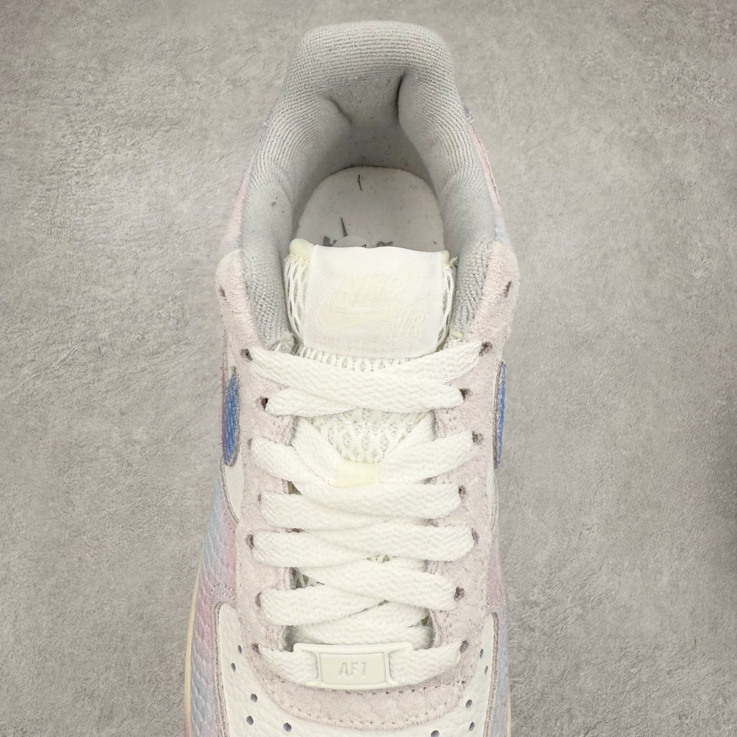 图片[5]-＃XT纯原 NK Air Force 1´07 Low 空军一号低帮百搭休闲运动板鞋 DX2678-100 顶级批次 2022全新楦头鞋型 鱼鳞大底 历时开发三个月 清洁度完美 二维码鞋标 内置芯片及solo气垫 大底高度及其弧度依照正品 钢印 logo刺绣 鞋口弧度 鞋头长度 鞋面冲孔 鞋垫背胶及钢印 完美鞋型对比正品 每一处都是细节满满 柔软、弹性十足的缓震性能和出色的中底设计 横跨复古与现代的外型结合 造就出风靡全球 三十多年的Force 1 直到今天还深受青睐 实拍调校N版已经零色差零失真 百分百还原实物色彩所见即所得 不存在货不对板色差等低级问题 选购参考实物拍摄 不混卖不参货 只用心做好货严格选品 承诺混一赔十 尺码：36 36.5 37.5 38 38.5 39 40 40.5 41 42 42.5 43 44 44.5 45-选品中心