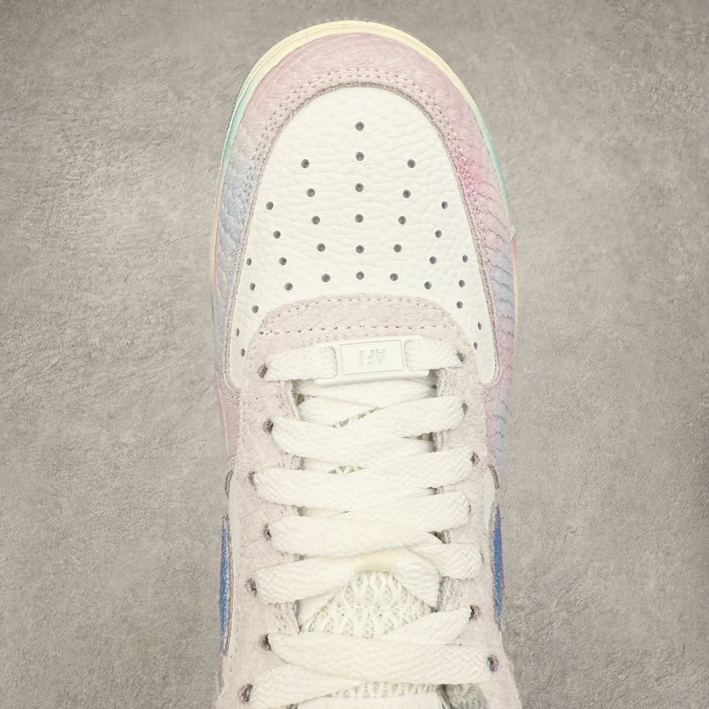 图片[4]-＃XT纯原 NK Air Force 1´07 Low 空军一号低帮百搭休闲运动板鞋 DX2678-100 顶级批次 2022全新楦头鞋型 鱼鳞大底 历时开发三个月 清洁度完美 二维码鞋标 内置芯片及solo气垫 大底高度及其弧度依照正品 钢印 logo刺绣 鞋口弧度 鞋头长度 鞋面冲孔 鞋垫背胶及钢印 完美鞋型对比正品 每一处都是细节满满 柔软、弹性十足的缓震性能和出色的中底设计 横跨复古与现代的外型结合 造就出风靡全球 三十多年的Force 1 直到今天还深受青睐 实拍调校N版已经零色差零失真 百分百还原实物色彩所见即所得 不存在货不对板色差等低级问题 选购参考实物拍摄 不混卖不参货 只用心做好货严格选品 承诺混一赔十 尺码：36 36.5 37.5 38 38.5 39 40 40.5 41 42 42.5 43 44 44.5 45-选品中心