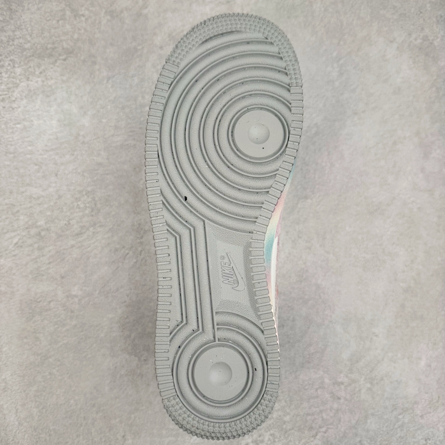 图片[9]-＃XT纯原 NK Air Force 1´07 Low 空军一号低帮百搭休闲运动板鞋 DX2678-100 顶级批次 2022全新楦头鞋型 鱼鳞大底 历时开发三个月 清洁度完美 二维码鞋标 内置芯片及solo气垫 大底高度及其弧度依照正品 钢印 logo刺绣 鞋口弧度 鞋头长度 鞋面冲孔 鞋垫背胶及钢印 完美鞋型对比正品 每一处都是细节满满 柔软、弹性十足的缓震性能和出色的中底设计 横跨复古与现代的外型结合 造就出风靡全球 三十多年的Force 1 直到今天还深受青睐 实拍调校N版已经零色差零失真 百分百还原实物色彩所见即所得 不存在货不对板色差等低级问题 选购参考实物拍摄 不混卖不参货 只用心做好货严格选品 承诺混一赔十 尺码：36 36.5 37.5 38 38.5 39 40 40.5 41 42 42.5 43 44 44.5 45-选品中心