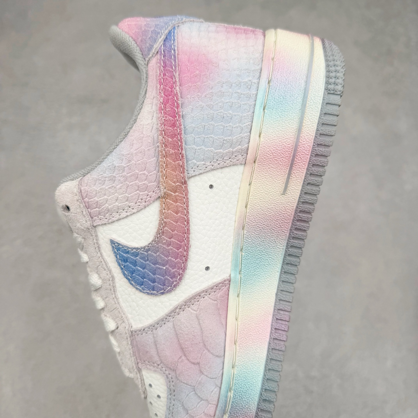 图片[7]-＃XT纯原 NK Air Force 1´07 Low 空军一号低帮百搭休闲运动板鞋 DX2678-100 顶级批次 2022全新楦头鞋型 鱼鳞大底 历时开发三个月 清洁度完美 二维码鞋标 内置芯片及solo气垫 大底高度及其弧度依照正品 钢印 logo刺绣 鞋口弧度 鞋头长度 鞋面冲孔 鞋垫背胶及钢印 完美鞋型对比正品 每一处都是细节满满 柔软、弹性十足的缓震性能和出色的中底设计 横跨复古与现代的外型结合 造就出风靡全球 三十多年的Force 1 直到今天还深受青睐 实拍调校N版已经零色差零失真 百分百还原实物色彩所见即所得 不存在货不对板色差等低级问题 选购参考实物拍摄 不混卖不参货 只用心做好货严格选品 承诺混一赔十 尺码：36 36.5 37.5 38 38.5 39 40 40.5 41 42 42.5 43 44 44.5 45-选品中心