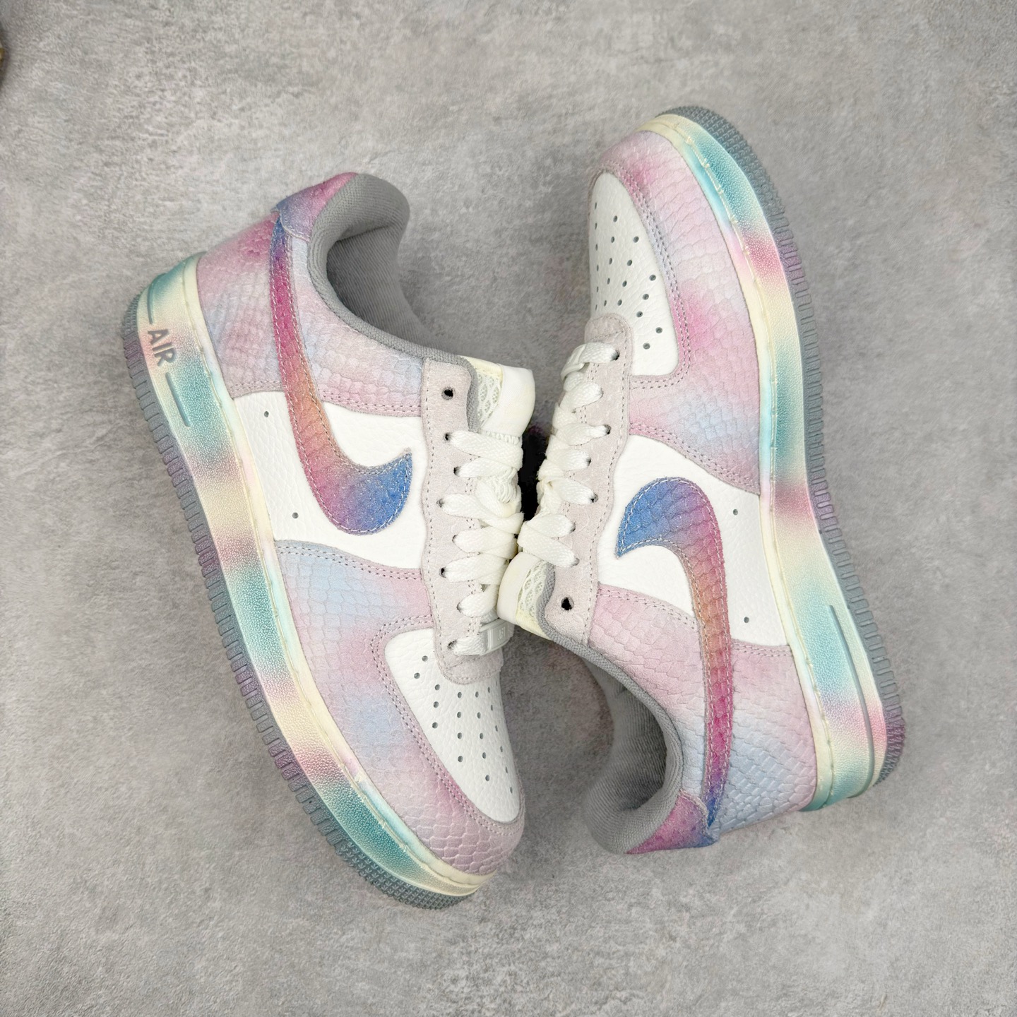 图片[3]-＃XT纯原 NK Air Force 1´07 Low 空军一号低帮百搭休闲运动板鞋 DX2678-100 顶级批次 2022全新楦头鞋型 鱼鳞大底 历时开发三个月 清洁度完美 二维码鞋标 内置芯片及solo气垫 大底高度及其弧度依照正品 钢印 logo刺绣 鞋口弧度 鞋头长度 鞋面冲孔 鞋垫背胶及钢印 完美鞋型对比正品 每一处都是细节满满 柔软、弹性十足的缓震性能和出色的中底设计 横跨复古与现代的外型结合 造就出风靡全球 三十多年的Force 1 直到今天还深受青睐 实拍调校N版已经零色差零失真 百分百还原实物色彩所见即所得 不存在货不对板色差等低级问题 选购参考实物拍摄 不混卖不参货 只用心做好货严格选品 承诺混一赔十 尺码：36 36.5 37.5 38 38.5 39 40 40.5 41 42 42.5 43 44 44.5 45-选品中心