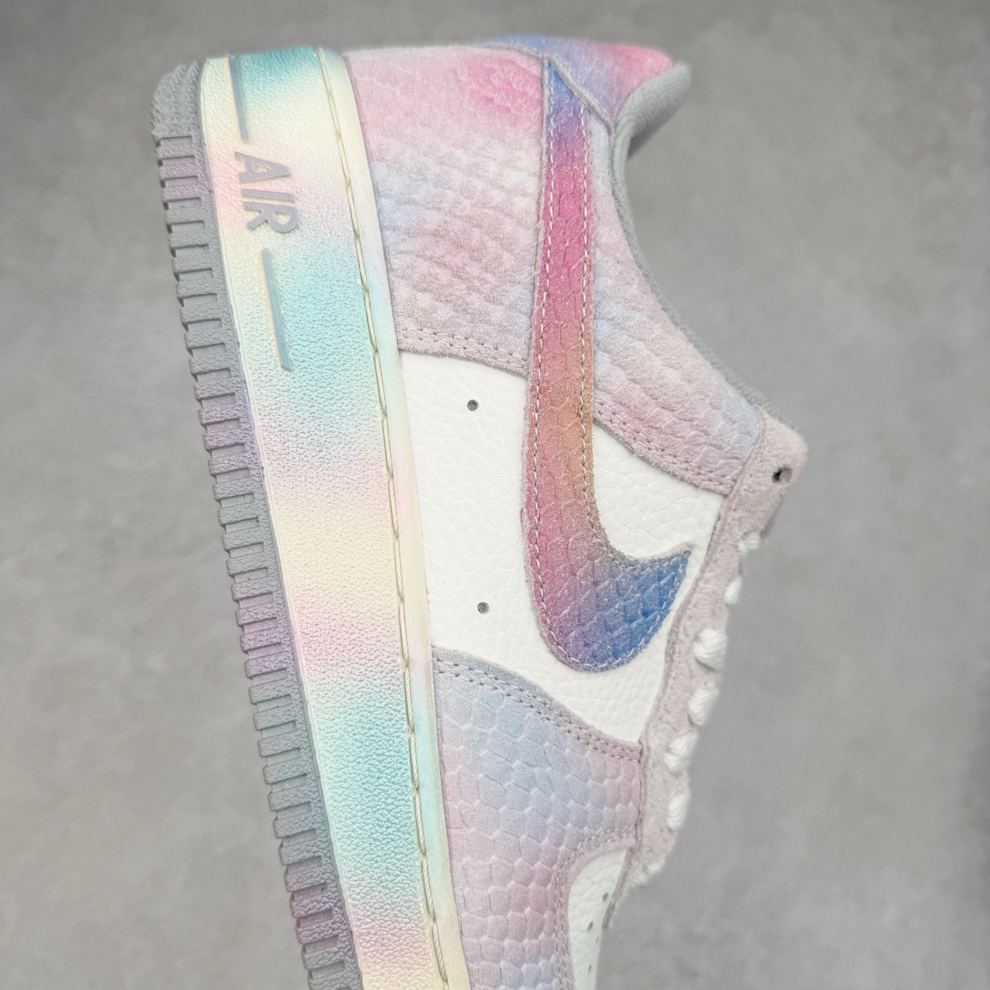 图片[6]-＃XT纯原 NK Air Force 1´07 Low 空军一号低帮百搭休闲运动板鞋 DX2678-100 顶级批次 2022全新楦头鞋型 鱼鳞大底 历时开发三个月 清洁度完美 二维码鞋标 内置芯片及solo气垫 大底高度及其弧度依照正品 钢印 logo刺绣 鞋口弧度 鞋头长度 鞋面冲孔 鞋垫背胶及钢印 完美鞋型对比正品 每一处都是细节满满 柔软、弹性十足的缓震性能和出色的中底设计 横跨复古与现代的外型结合 造就出风靡全球 三十多年的Force 1 直到今天还深受青睐 实拍调校N版已经零色差零失真 百分百还原实物色彩所见即所得 不存在货不对板色差等低级问题 选购参考实物拍摄 不混卖不参货 只用心做好货严格选品 承诺混一赔十 尺码：36 36.5 37.5 38 38.5 39 40 40.5 41 42 42.5 43 44 44.5 45-选品中心