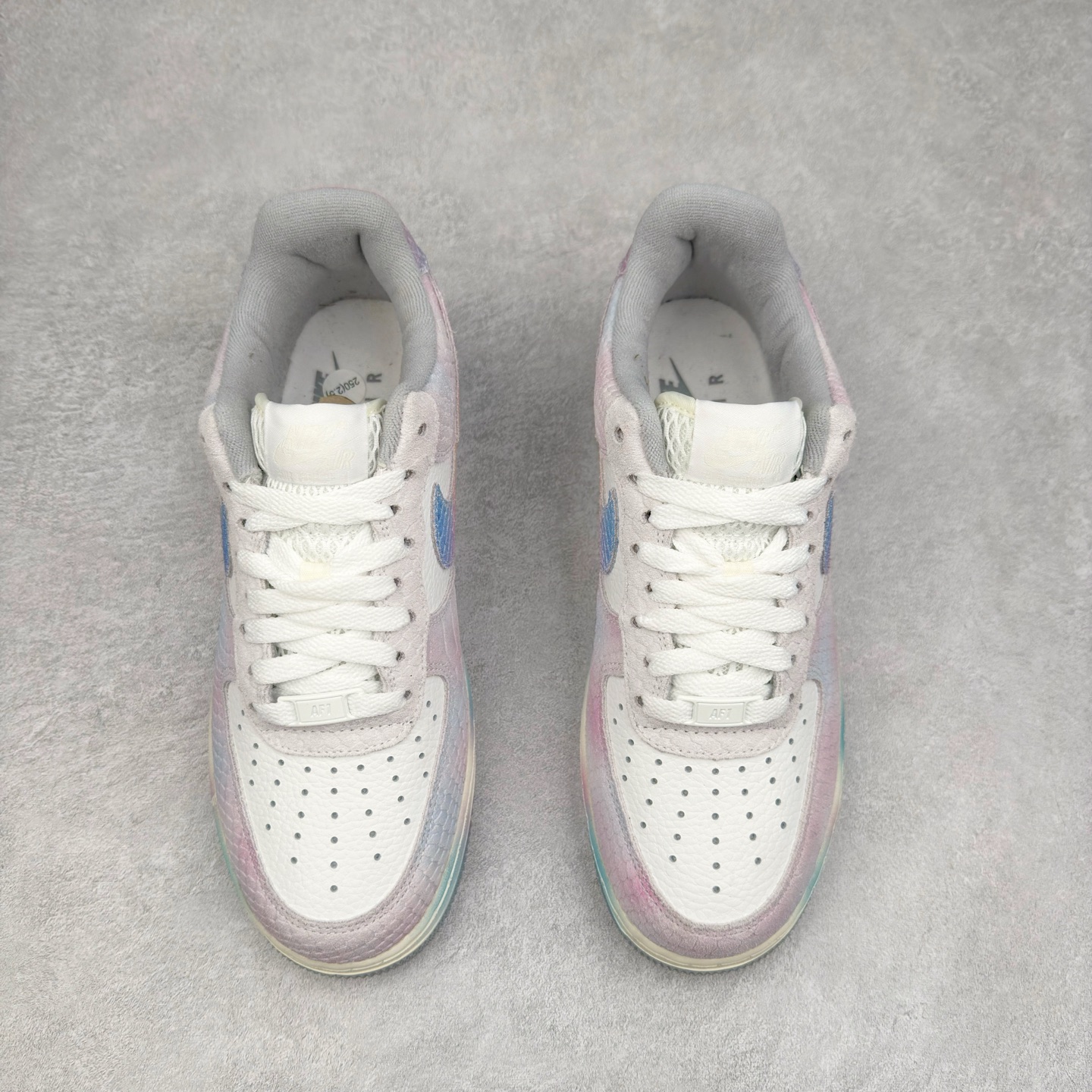 图片[2]-＃XT纯原 NK Air Force 1´07 Low 空军一号低帮百搭休闲运动板鞋 DX2678-100 顶级批次 2022全新楦头鞋型 鱼鳞大底 历时开发三个月 清洁度完美 二维码鞋标 内置芯片及solo气垫 大底高度及其弧度依照正品 钢印 logo刺绣 鞋口弧度 鞋头长度 鞋面冲孔 鞋垫背胶及钢印 完美鞋型对比正品 每一处都是细节满满 柔软、弹性十足的缓震性能和出色的中底设计 横跨复古与现代的外型结合 造就出风靡全球 三十多年的Force 1 直到今天还深受青睐 实拍调校N版已经零色差零失真 百分百还原实物色彩所见即所得 不存在货不对板色差等低级问题 选购参考实物拍摄 不混卖不参货 只用心做好货严格选品 承诺混一赔十 尺码：36 36.5 37.5 38 38.5 39 40 40.5 41 42 42.5 43 44 44.5 45-选品中心